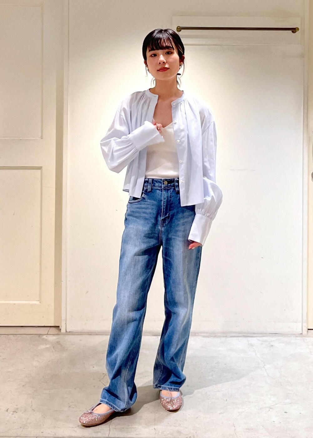 「クロップド丈、サックス、キャミソール、Healthy DENIM for SALON、Healthy DENIM、ヘルシーデニム、別注、porselli、ポルセリ、バレエシューズ、バンダナ、THROW、ホワイト、ブラウス、パンツ」|「E.PORSELLIの【porselli(ポルセリ)】ballet shoes patent/バレエシューズ(バレエシューズ、その他)」を使った、michiruさん(レディース・156cm)の冬コーディネートの8枚目の写真