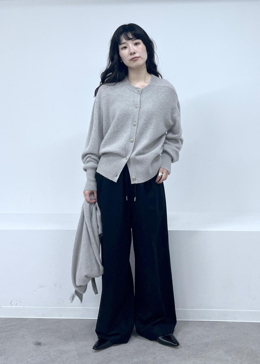 ベージュ系のカーディガン/ボレロ、ブラック系のその他パンツ、ブラック系のローファーを着用したレディースの秋コーディネートの8枚目の写真