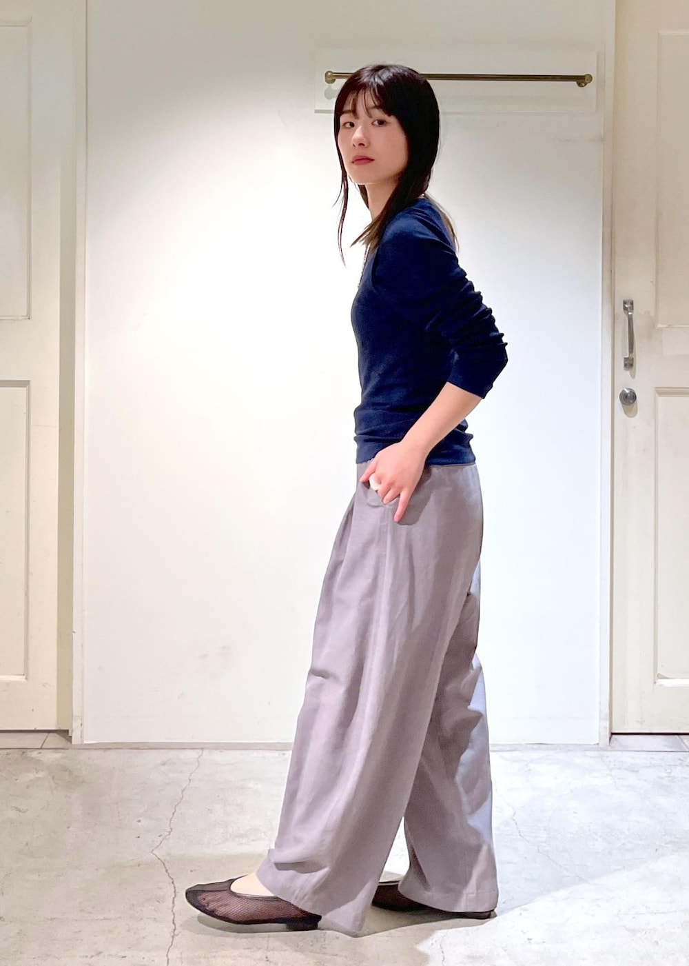 「Hug Silk、プルオーバー、Tシャツ、シルク、ネイビー、カーヴィーパンツ、グリーン、REMME、Americana for SALON、ERICKA NICOLAS BEGAY、シルバーアクセサリー、リュック、THE NORTH FACE、初春コーデ、春コーデ」｜「REMMEの【REMME(レメ)】メッシュフラットシューズ（パンプス、ブラック系）」を使った、michiruさん（レディース・156cm）の春コーディネートの8枚目の写真
