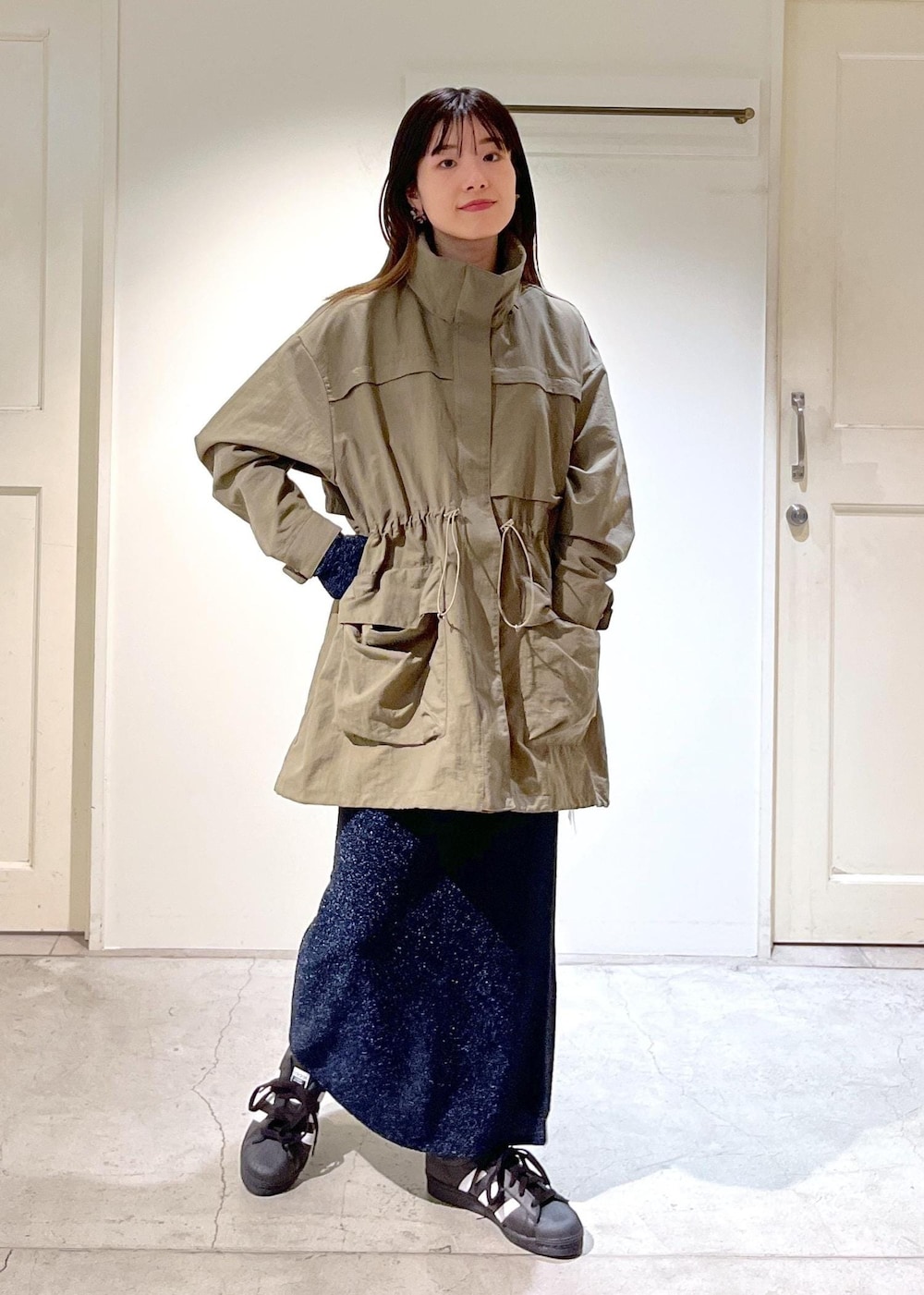 「春アウター、ナイロンブルゾン、マウンテンパーカー、カーキ、撥水加工、クロップド丈、プルオーバー、ラメ、Tシャツ、ネイビー、タイトスカート、スニーカー、adidas、ブラック、SUPERSTAR82」｜「SALON adam et rope'の［撥水］ガーデナーズナイロンブルゾン / マウンテンパーカー（ブルゾン、グリーン系）」を使った、michiruさん（レディース・156cm）の冬コーディネートの3枚目の写真
