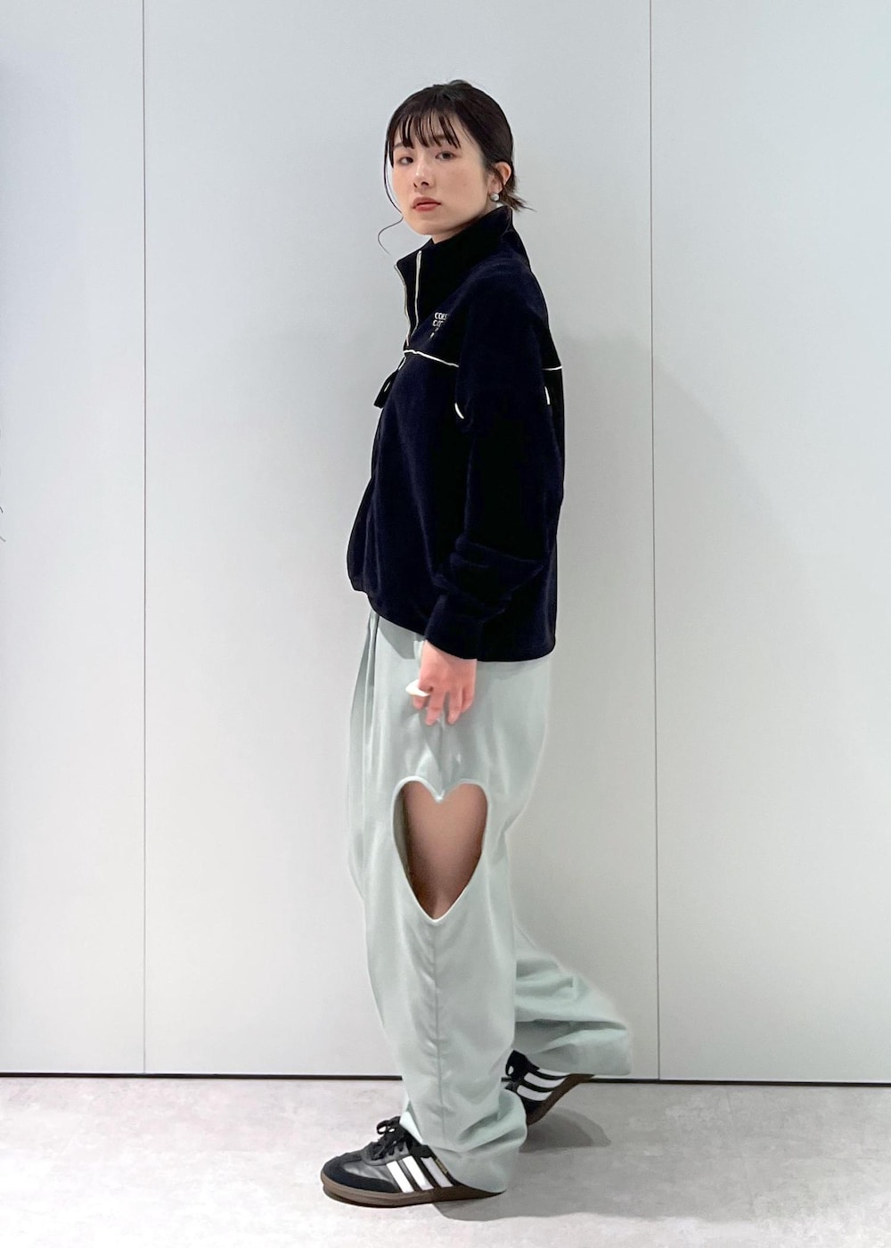 「CreamyCotton、クリーミーコットン、ブルゾン、オーガニックコットン、ブラック、VELVETY INDIGO BLUE BLACK、グリーン、adidas、SAMBA OG、初春コーデ、春コーデ、初秋コーデ、秋コーデ、運動会コーデ、旅行コーデ」｜「SALON adam et rope'のブラパッド付タンクトップ-CreamyCotton /クリーミーコットン-（タンクトップ、ブラック系）」を使った、michiruさん（レディース・156cm）の冬コーディネートの8枚目の写真