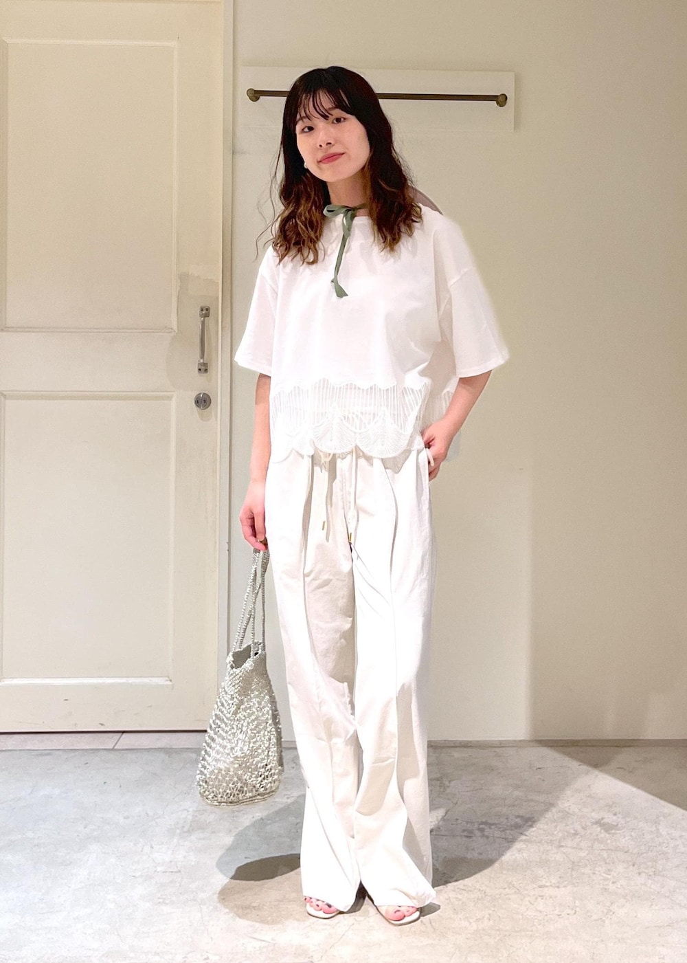 「VELVETY INDIGO BLUE BLACK、CATERPILLAR PANTS、レザー、BAGMATI、シルバー、2025JUNPRESS対象商品、chisaki、Shima、帽子、ピンク、春コーデ、初夏コーデ、夏コーデ、デートコーデ、お出かけコーデ」|「SALON adam et rope'のヒールトングサンダル(サンダル、グレー系)」を使った、michiruさん(レディース・156cm)の春コーディネートの2枚目の写真