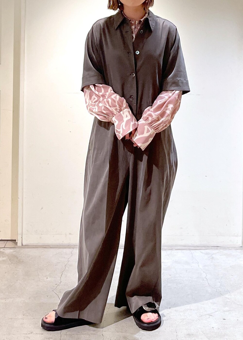 イエロー系のシャツ/ブラウス、ベージュ系のハンドバッグ、ブラック系のサンダルを着用したレディースの春コーディネートの8枚目の写真