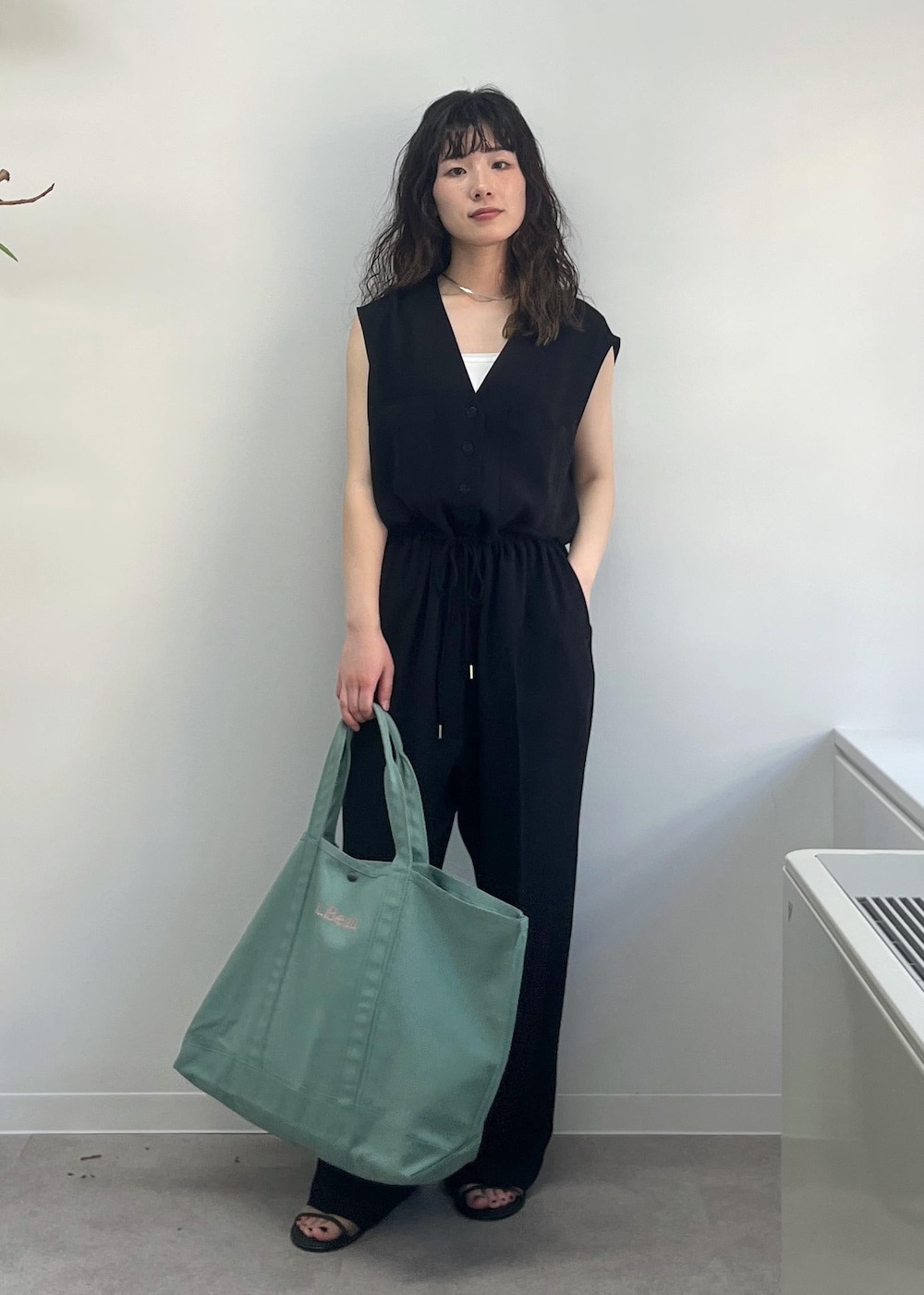 「L.L.Bean for SALON、L.L.Bean、グロサリートート、カーキ、バックサテン、ブラック、プリマベール、ホワイト、BRENTELLA、VIRNINA、ミュール、初夏コーデ、夏コーデ、お仕事コーデ、デートコーデ」｜「SALON adam et rope'のプリマベールファームリーリブタンクトップ［UVケア・洗える］（タンクトップ、ホワイト系）」を使った、michiruさん（レディース・156cm）の春コーディネートの2枚目の写真