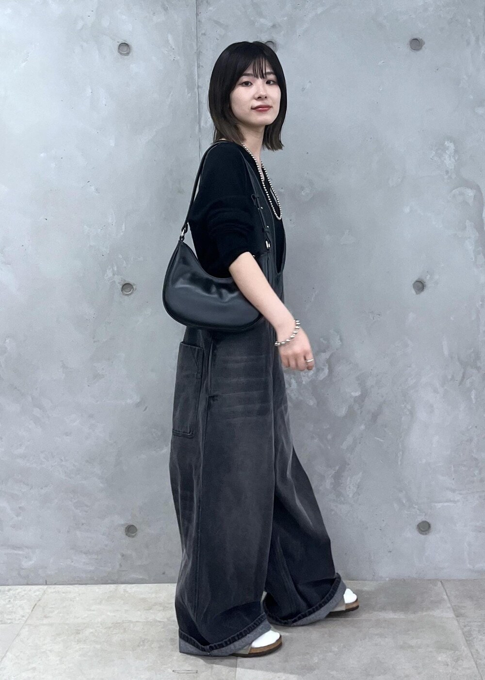 「ウォッシャブルウール、ニット、WEB限定、デニム、AULENTTI、ERICKA NICOLAS BEGAY、シルバー、ブラック、レザー、レザーバッグ、プルオーバー、オールインワン、サロペット、オーバーオール、初秋コーデ」｜「SALON adam et rope'のウォッシャブルウールVネックプルオーバー（ニット/セーター、ブラック系）」を使った、michiruさん（レディース・156cm）の夏コーディネートの4枚目の写真
