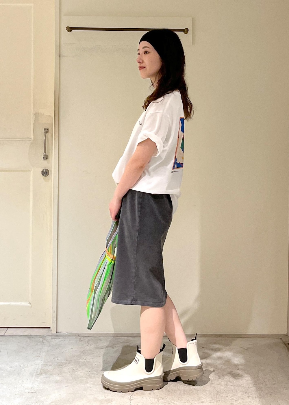 「マティス、Henri Matisse、ミディスカート、チャコール、Barbour、nimbus chelsea welly、長靴、Diminutivo、heyep、Silk Hair Band、初夏コーデ、夏コーデ、お出かけコーデ、アウトドアコーデ、フェスコーデ」｜「SALON adam et rope'のガーメントダイ ミニ裏毛ミディスカート（スカート、グレー系）」を使った、michiruさん（レディース・156cm）の夏コーディネートの4枚目の写真