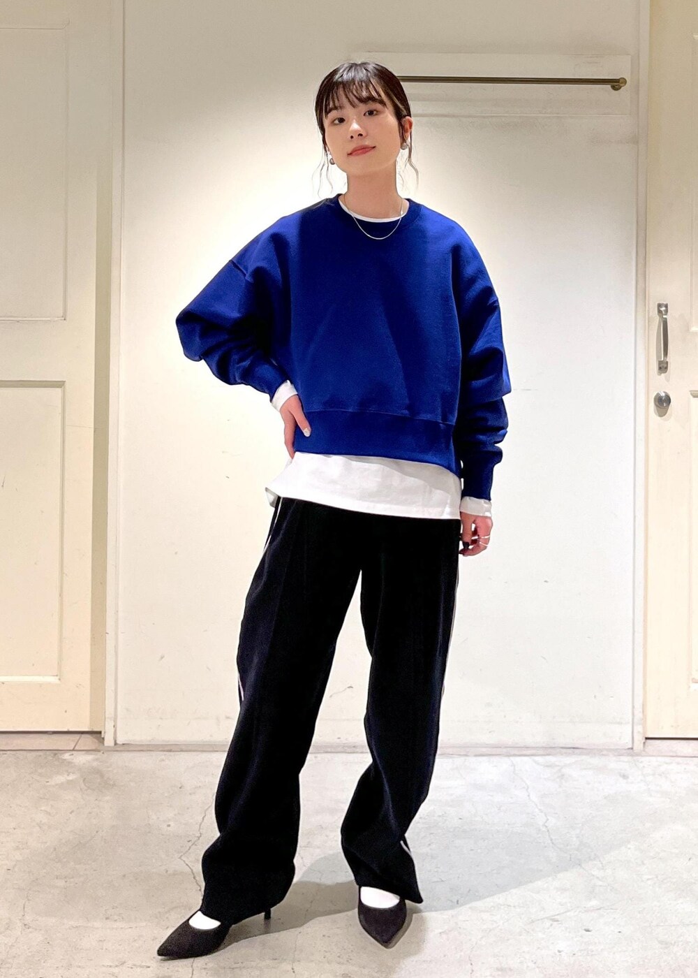 「24SS春の新作、スウェット、プルオーバー、KARL BLOSSFELD、Tシャツ、トラックパンツ、サロンアダムエロペ、トートバッグ、Americana for SALON、Americana、アメリカーナ、ポーチセット、ライトグレー、クリーミーコットン、ブラック」|「SALON adam et rope'の【KARL BLOSSFELD】フォトロングスリーブTシャツ(Tシャツ/カットソー、ホワイト系)」を使った、michiruさん(レディース・156cm)の冬コーディネートの5枚目の写真