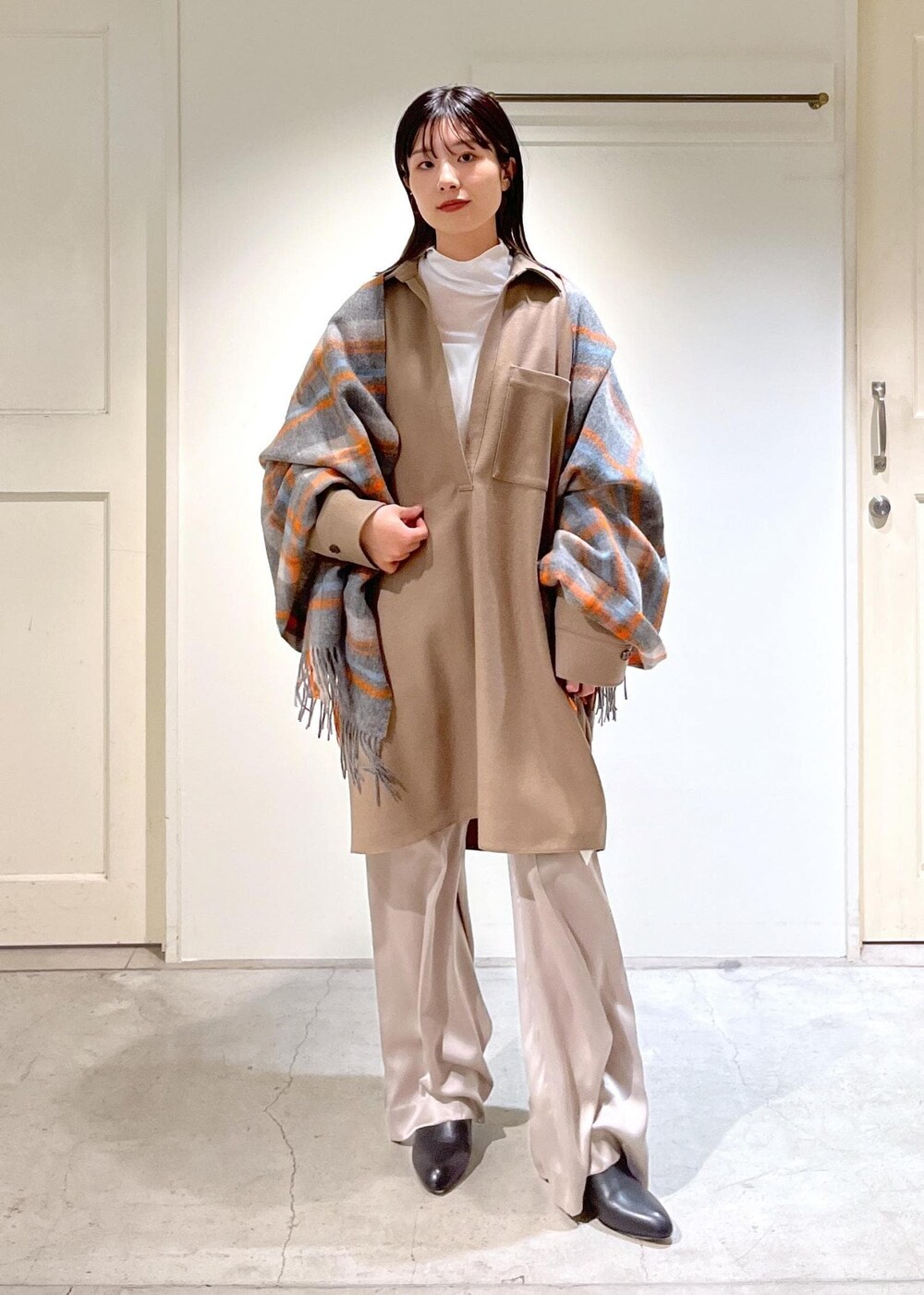 「ウール、ベージュ、Tシャツ、ハイネック、シアー、ホワイト、GENTLE SILK、イージーパンツ、グレー、REMME、ショートブーツ、レザー、ブラック、TWEEDMILL、マフラー」｜「SALON adam et rope'のGENTLE SILKイージーパンツ【セットアップ対応】（その他パンツ、グレー系）」を使った、michiruさん（レディース・156cm）の秋コーディネートの2枚目の写真