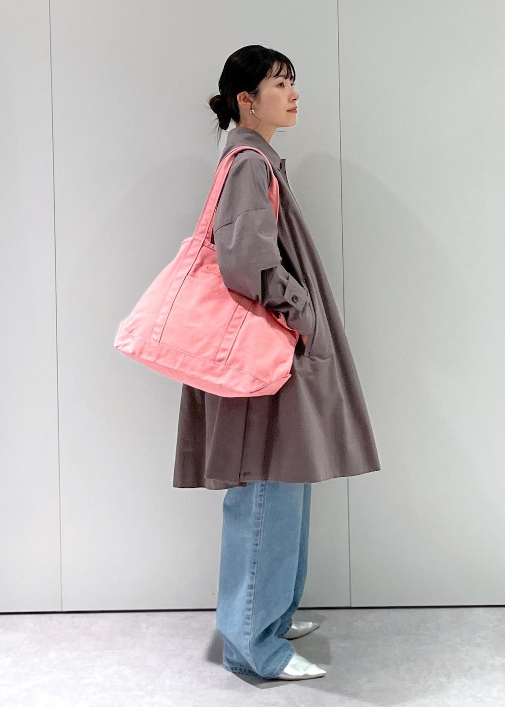 「コート、春アウター、グレー、RED CARD TOKYO、RED CARD TOKYO for SALON、Dakota、デニム、ブルー、レザー、シルバー、L.L.Bean for SALON、L.L.Bean、ピンク、マザーズバッグ、旅行バッグ」｜「RED CARD TOKYOの【RED CARD TOKYO（レッドカードトーキョー）for SALON】別注Dakota/デニム（デニムパンツ、ブルー系）」を使った、michiruさん（レディース・156cm）の冬コーディネートの2枚目の写真