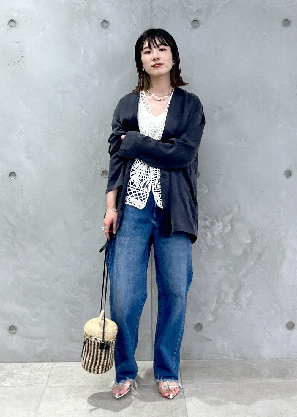 「24SS春の新作、ウォッシャブルシルク、シルク、ジャケット、ノーカラー、チャコール、ジレ、KURO for SALON、KURO、クロ、別注、サロンアダムエロペ、カゴバック、24SS SALON展示会、BAGMATI」|「SALON adam et rope'のウォッシャブルシルクシャツジャケット【セットアップ対応】(ノーカラージャケット、グレー系)」を使った、michiruさん(レディース・156cm)の冬コーディネートの4枚目の写真