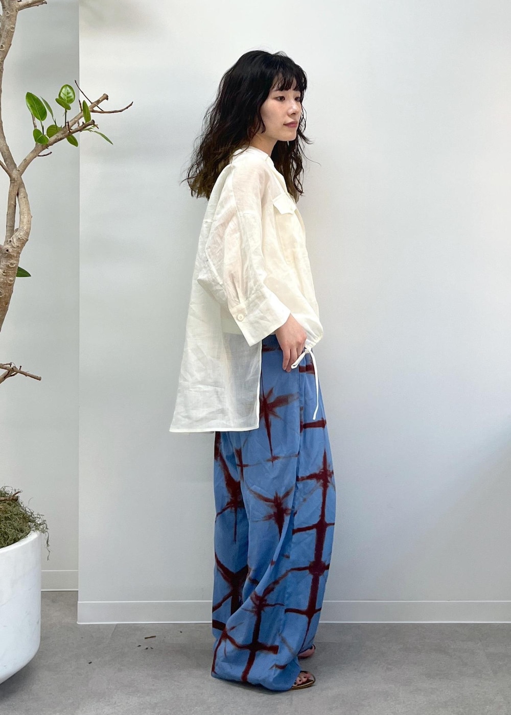「ホワイト、プリマベール、イージーパンツ、タイダイ染め、L.L.Bean for SALON、L.L.Bean、グロサリートート、初夏コーデ、夏コーデ、デートコーデ、お出かけコーデ、旅行コーデ、アウトドアコーデ、推し活コーデ、女子会コーデ」｜「SALON adam et rope'のナローストラップサンダル（サンダル、その他）」を使った、michiruさん（レディース・156cm）の春コーディネートの8枚目の写真