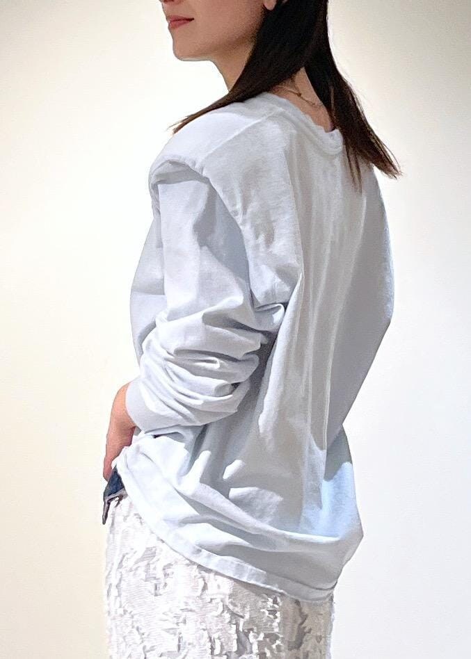 「KURO、Tシャツ、タイトスカート、ホワイト、デニム、ネイビー、レザー、シルバー、ミニバッグ、初春コーデ、春コーデ、デートコーデ、お出かけコーデ、旅行コーデ、推し活コーデ」|「SALON adam et rope'のエルブジャガードスリットナロースカート(スカート、ホワイト系)」を使った、michiruさん(レディース・156cm)の春コーディネートの7枚目の写真