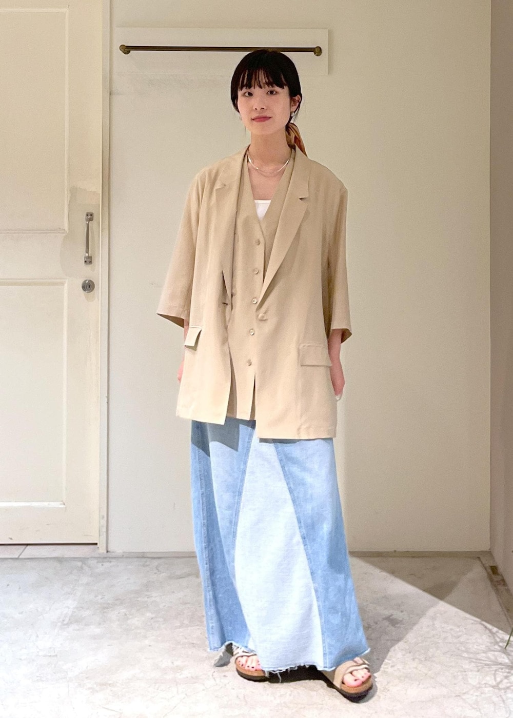「GENTLE SILK、羽織、半袖、ウォッシャブルシルク、ベージュ、プリマベール、ホワイト、RED CARD TOKYO、vivan、ブルー、BIRKENSTOCK、Zurich、MAISON N.H PARIS、タイダイ染め、オレンジ」｜「SALON adam et rope'の[25SS]GENTLE SILKジレ【セットアップ対応】（ベスト、ベージュ系）」を使った、michiruさん（レディース・156cm）の春コーディネートの6枚目の写真