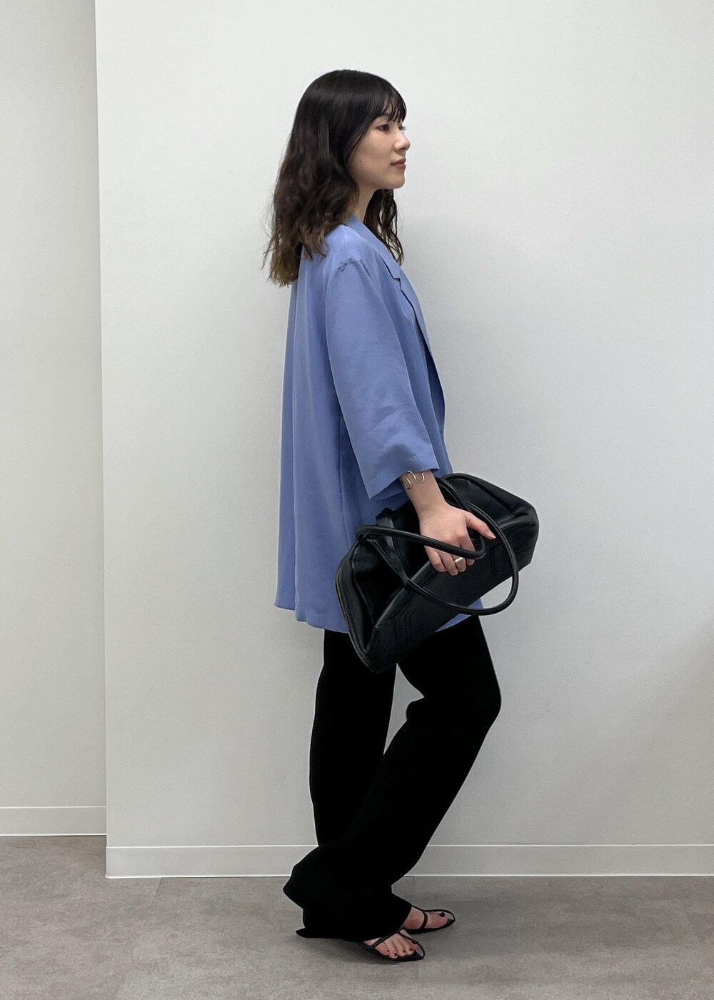 「GENTLE SILK、ウォッシャブルシルク、半袖、羽織、ブルー、レギンスパンツ、レザー、初春コーデ、春コーデ、初夏コーデ、お仕事コーデ、デートコーデ、お出かけコーデ、旅行コーデ、推し活コーデ」|「SALON adam et rope'のスプリットレザーミドルボストンバッグ 2(ボストンバッグ、ブラック系)」を使った、michiruさん(レディース・156cm)の春コーディネートの4枚目の写真