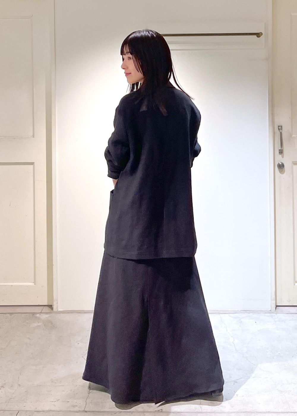 「ダブルジャケット、キュプラコットン、グレー、REMME、Americana for SALON、ミニバッグ、チャーム、初春コーデ、春コーデ、お仕事コーデ、セレモニーコーデ、卒業式コーデ、卒園式コーデ、授業参観日コーデ、入学式コーデ」|「SALON adam et rope'の【セットアップ対応】キュプラコットンリブクロスキャミソール(キャミソール、グレー系)」を使った、michiruさん(レディース・156cm)の冬コーディネートの6枚目の写真