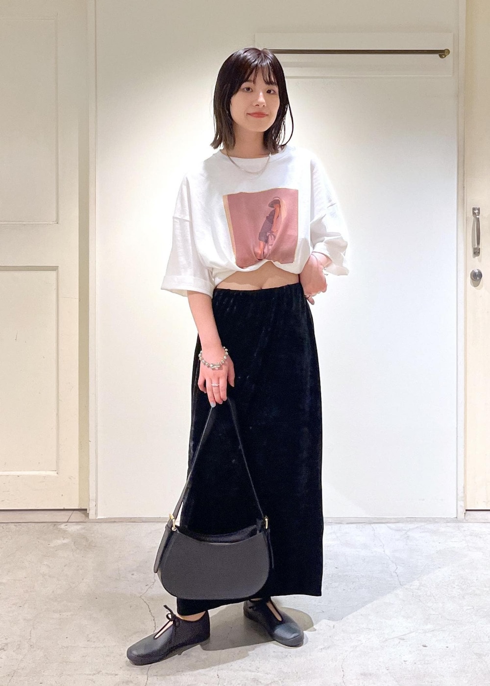 「audrey hepburn、audrey hepburn collection by jun、オードリー・ヘプバーン、オードリー・ヘプバーンコレクションバイジュン、クラッシュベロア、MOONSTAR、AULENTTI、NativeSilverStreams、シルバー、ブラック、レザーバッグ、ホワイト、Tシャツ、プリント、タイトスカート」｜「SALON adam et rope'のクラッシュベロアタイトスカート【セットアップ対応・洗える】（スカート、ブラック系）」を使った、michiruさん（レディース・156cm）の夏コーディネートの2枚目の写真