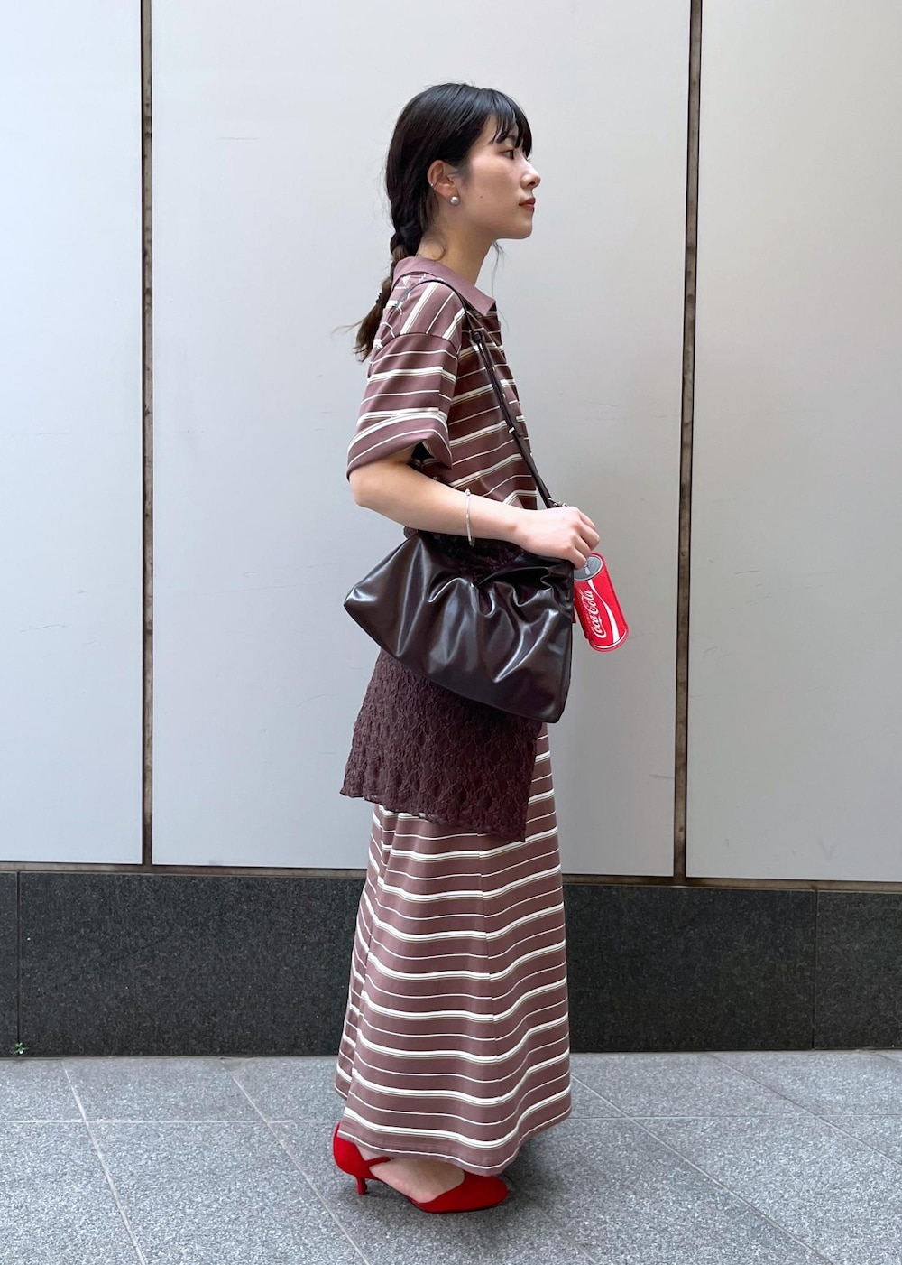 「スペシャルコレクション、ボーダー、ブラウン、レース、シアー、ダークブラウン、レザー、チャーム、初夏コーデ、夏コーデ、デートコーデ、お出かけコーデ、旅行コーデ、女子会コーデ、スポーツミックス」｜「SALON adam et rope'のレースシアートップス［ストレッチ］（その他トップス、ブラウン系）」を使った、michiruさん（レディース・156cm）の夏コーディネートの3枚目の写真