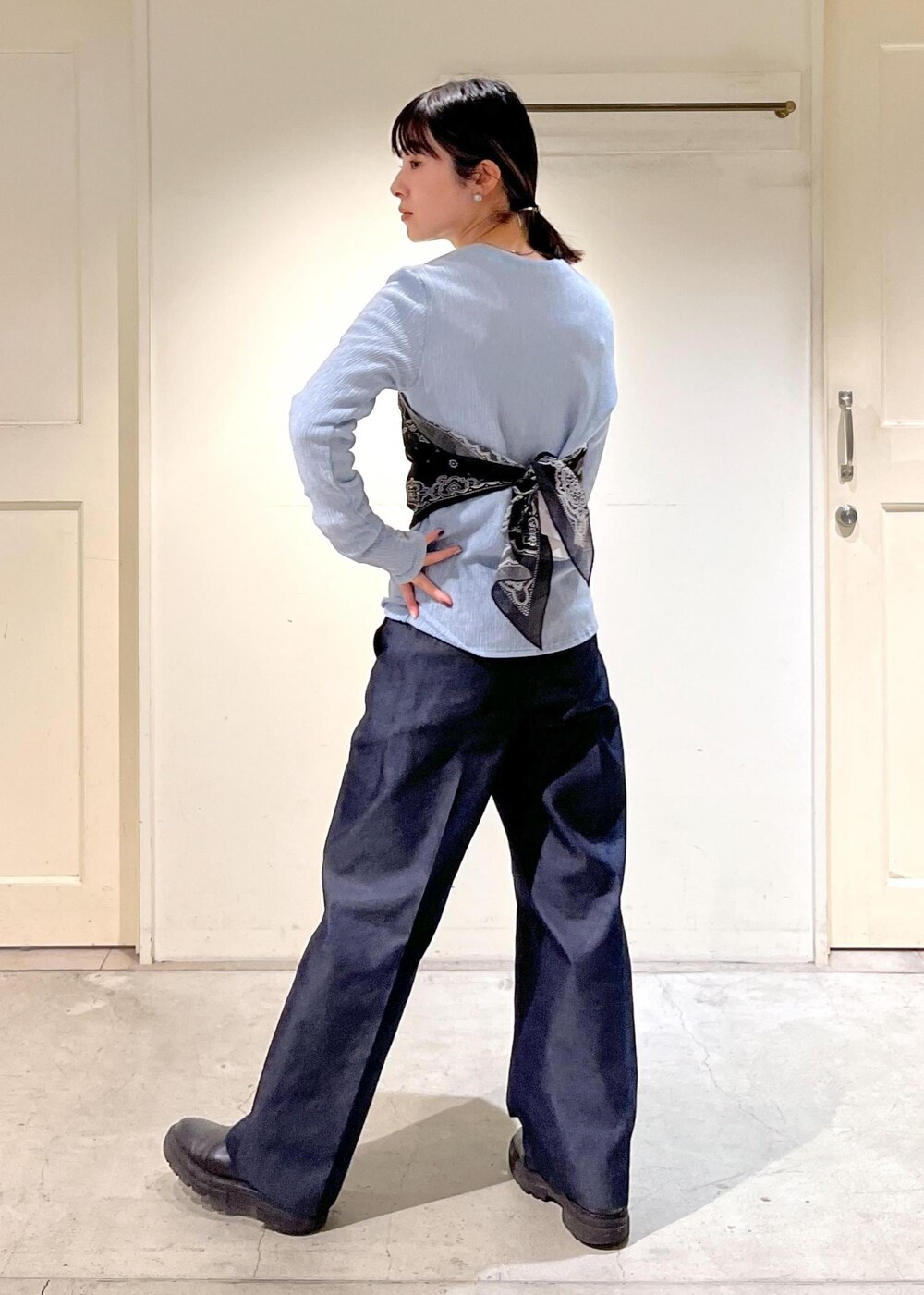 「Tシャツ、シアー、サックス、ハンドバッグ、ビスチェ、バンダナ、ブーツ、THROW、パンツ、デニム、ネイビー、ストレート、ブラック、サロンアダムエロペ、SALON adam et ropé」|「SALON adam et rope'のワンハンドルボックスミニバッグ(ハンドバッグ、ブラック系)」を使った、michiruさん(レディース・156cm)の冬コーディネートの6枚目の写真