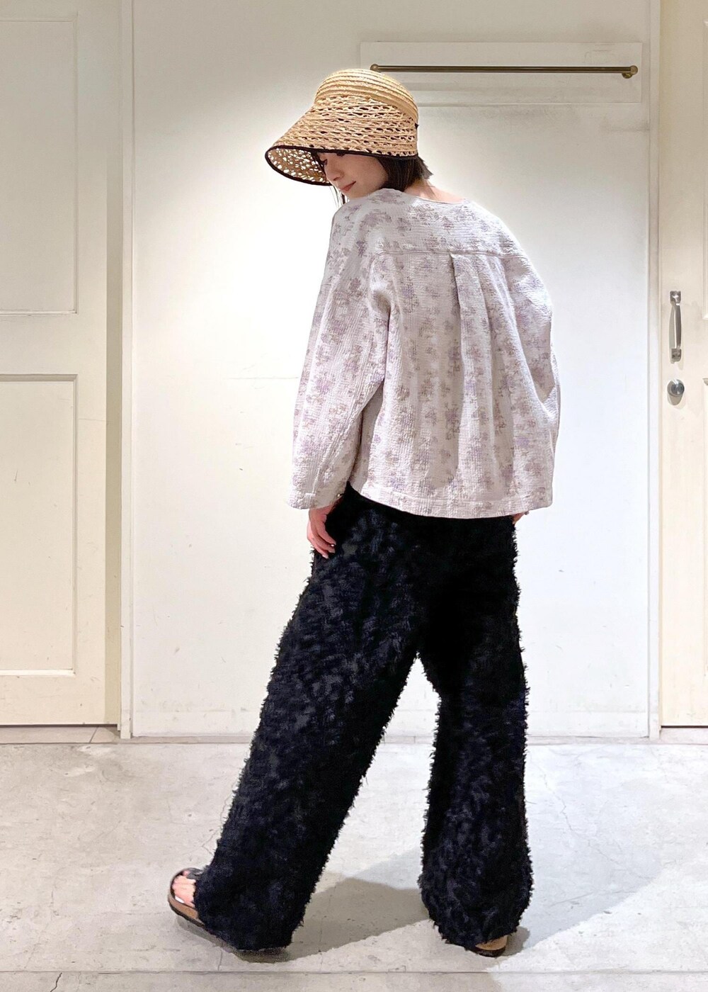 「Pheeta、ジャケット、リバーシブル、ラベンダー、KIRYU、キャミソール、ジャガード、BIRKENSTOCK、Gizeh Big Buckle LEOI、chisaki、麦わら帽子、Ryou、ブラック、ノースリーブ、パンツ」｜「SALON adam et rope'のKIRYUコーラルフラワーカットジャガードキャミソール【セットアップ対応】（キャミソール、ブラック系）」を使った、michiruさん（レディース・156cm）の春コーディネートの8枚目の写真