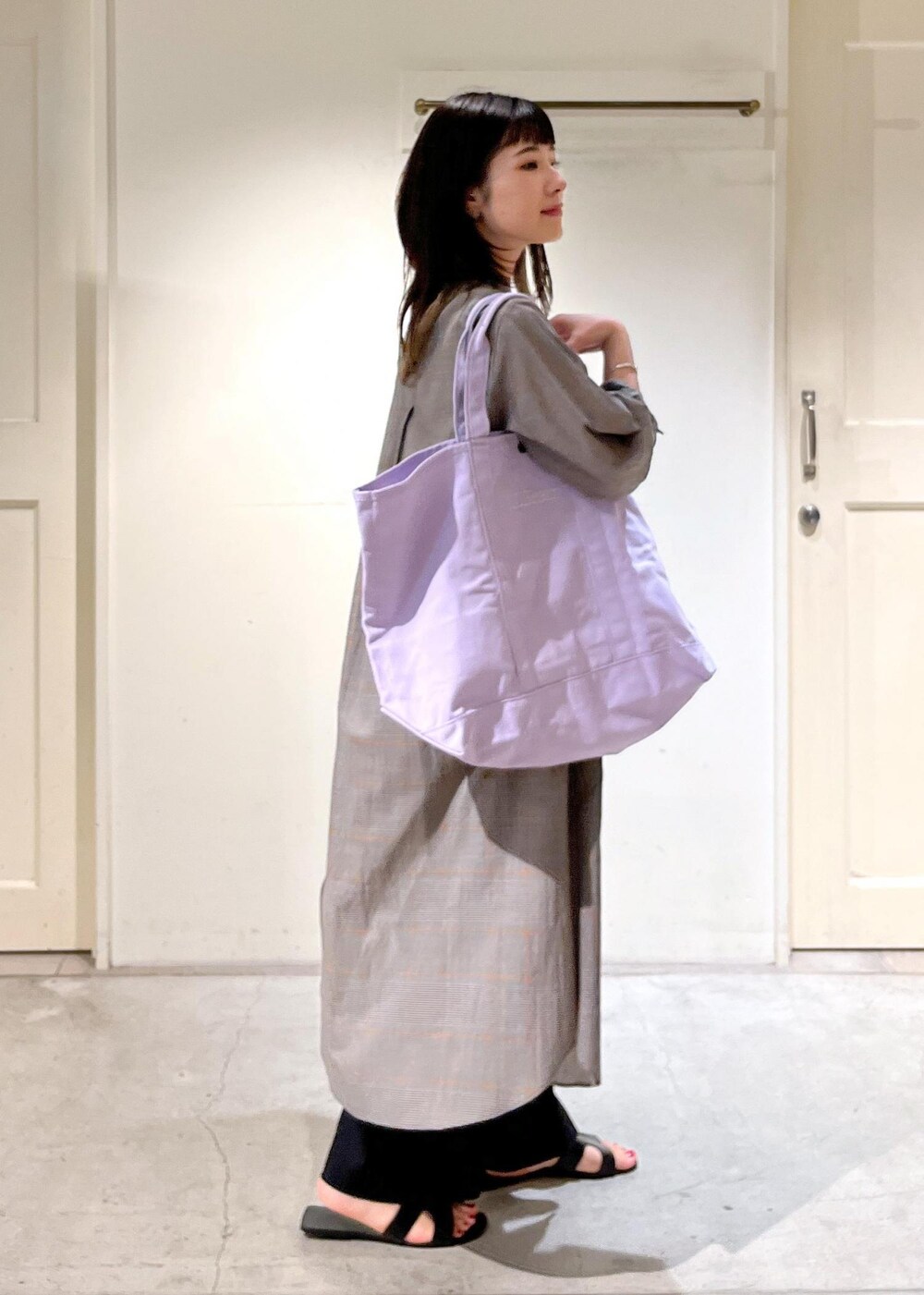 ブラック系のその他パンツ、ブラック系のシャツ/ブラウス、パープル系のトートバッグを着用したレディースの夏コーディネートの5枚目の写真