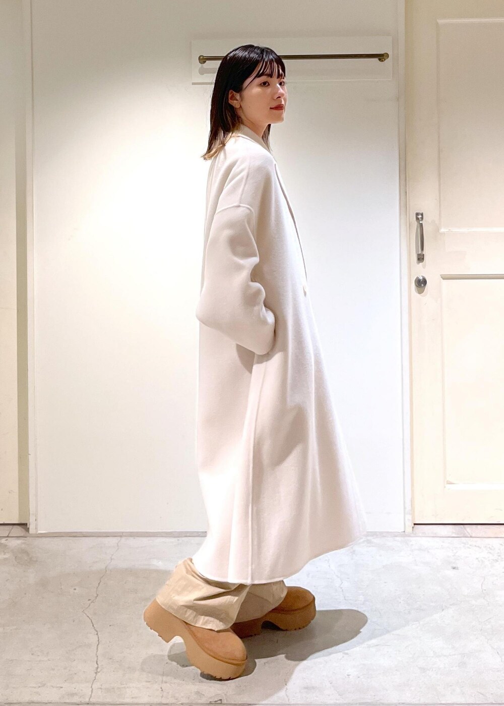 「ピュアラムウール、ロングコート、アウター、ホワイト、ウール、シアー、シャツ、オーバーサイズ、カービーパンツ、ベージュ、UGG、アグ、厚底ブーツ、レザー、初冬コーデ」｜「SALON adam et rope'の[追加]コットンリブカップ付きVネックキャミソール2（キャミソール、ホワイト系）」を使った、michiruさん（レディース・156cm）の秋コーディネートの6枚目の写真