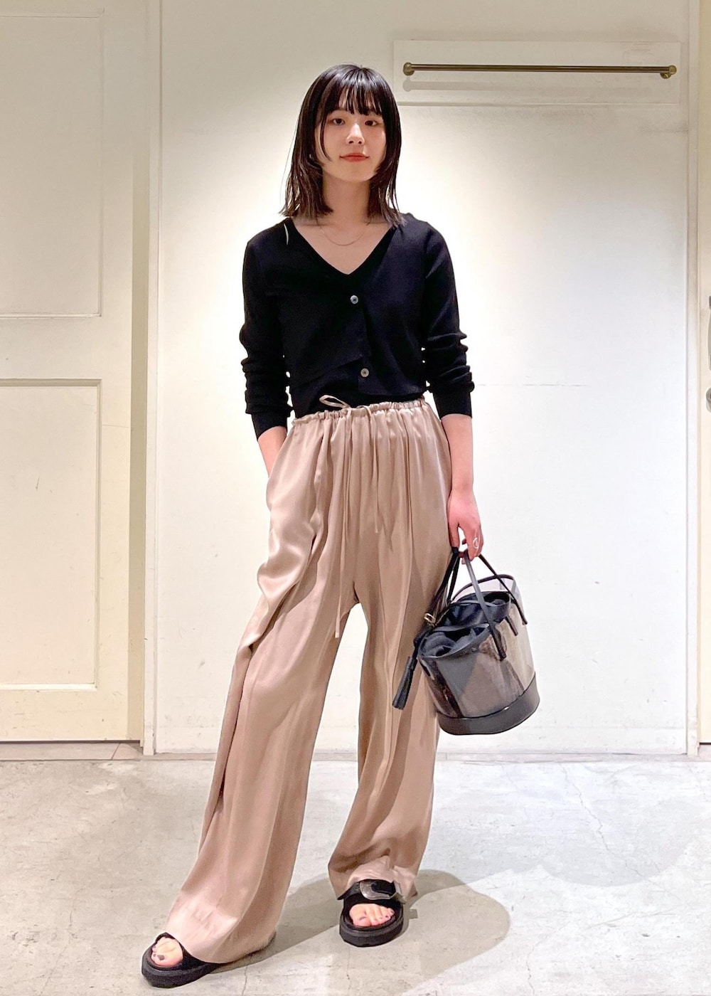 「24SS春の新作、ウォッシャブルシルク、キャミソール、GENTLE SILK、ジェントルシルク、イージーパンツ、ピンクベージュ、MOHI、クリアバッグ、3way、BAGMATI、バグマティ、ハンドバッグ、カゴバッグ、ブラック」｜「SALON adam et rope'のウォッシャブルシルクイージーパンツ【セットアップ対応】（その他パンツ、イエロー系）」を使った、michiruさん（レディース・156cm）の冬コーディネートの2枚目の写真