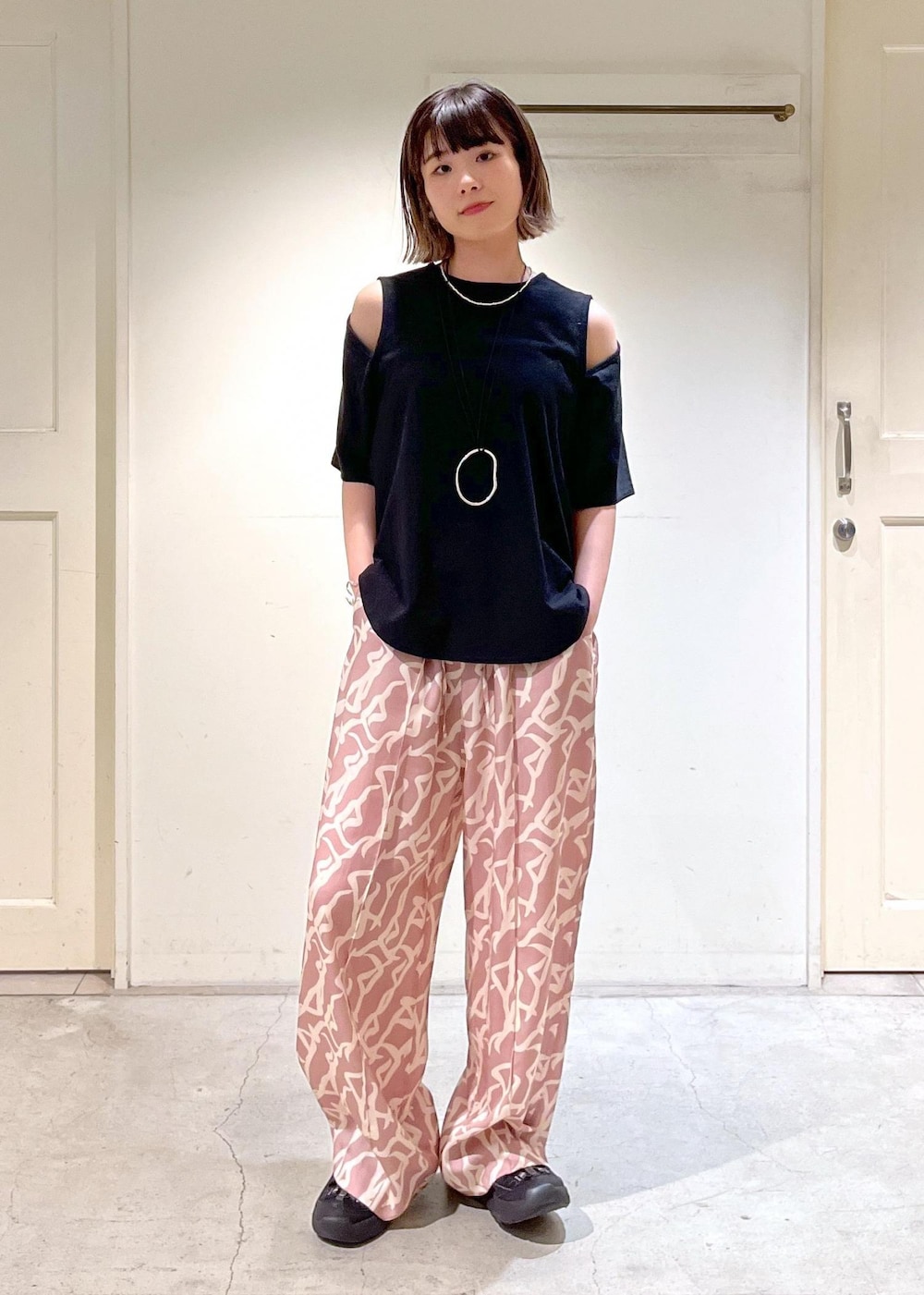 「DELIY、シーサイドダンサープリント、KEEN、ハンドバッグ、BAGMATI、カゴバッグ、ERICKA NICOLAS BEGAY、シルバーアクセサリー、ブラック、ショルダーバッグ、プルオーバー、オープンショルダー、パンツ、ピンク、ワイド」|「SALON adam et rope'のシーサイドダンサープリントパンツ【セットアップ対応】(その他パンツ、イエロー系)」を使った、michiruさん(レディース・156cm)の春コーディネートの5枚目の写真