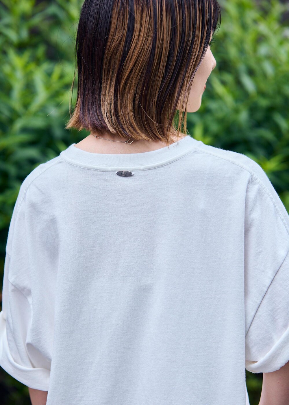 「audrey hepburn、audrey hepburn collection by jun、オードリー・ヘプバーン、オードリー・ヘプバーンコレクションバイジュン、Special2024、デザインTOPS、スカート、チュール、VINILO、バッグ、ブラック、グレー、シルバー、ホワイト、Tシャツ」｜「SALON adam et rope'の【VINILO（ヴィニーロ）】別注ビジューサンダル（サンダル、シルバー系）」を使った、michiruさん（レディース・156cm）の夏コーディネートの8枚目の写真