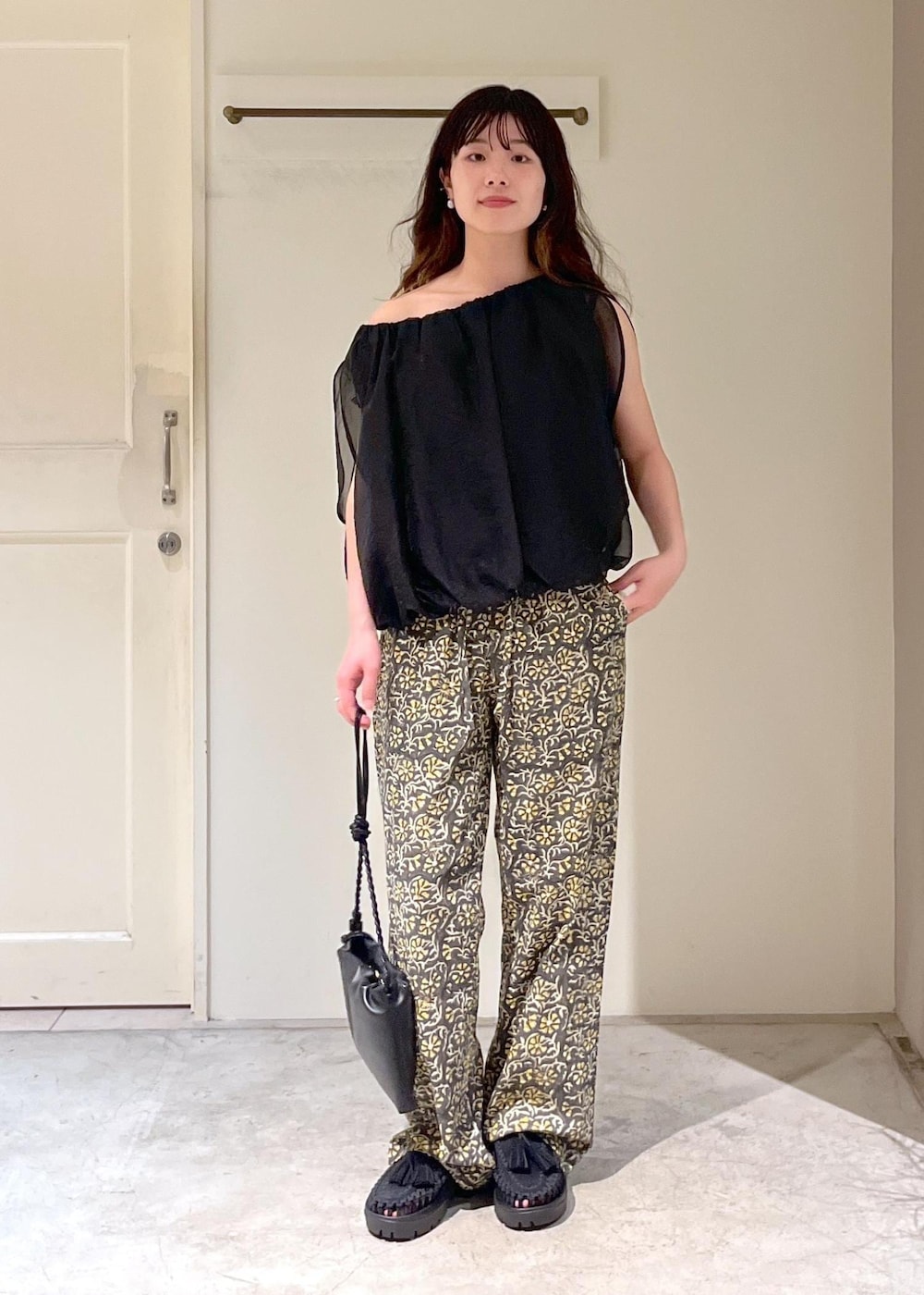 「COUTURE D'ADAM、Block print trousers、柄パンツ、KEEN、UNEEK PLT TASSELL、タッセル、ミニバッグ、レザー、春コーデ、初夏コーデ、夏コーデ、デートコーデ、お出かけコーデ、旅行コーデ、アウトドアコーデ」｜「SALON adam et rope'のスプリットレザードロストミニショルダー/巾着バッグ（ショルダーバッグ、ブラック系）」を使った、michiruさん（レディース・156cm）の春コーディネートの4枚目の写真
