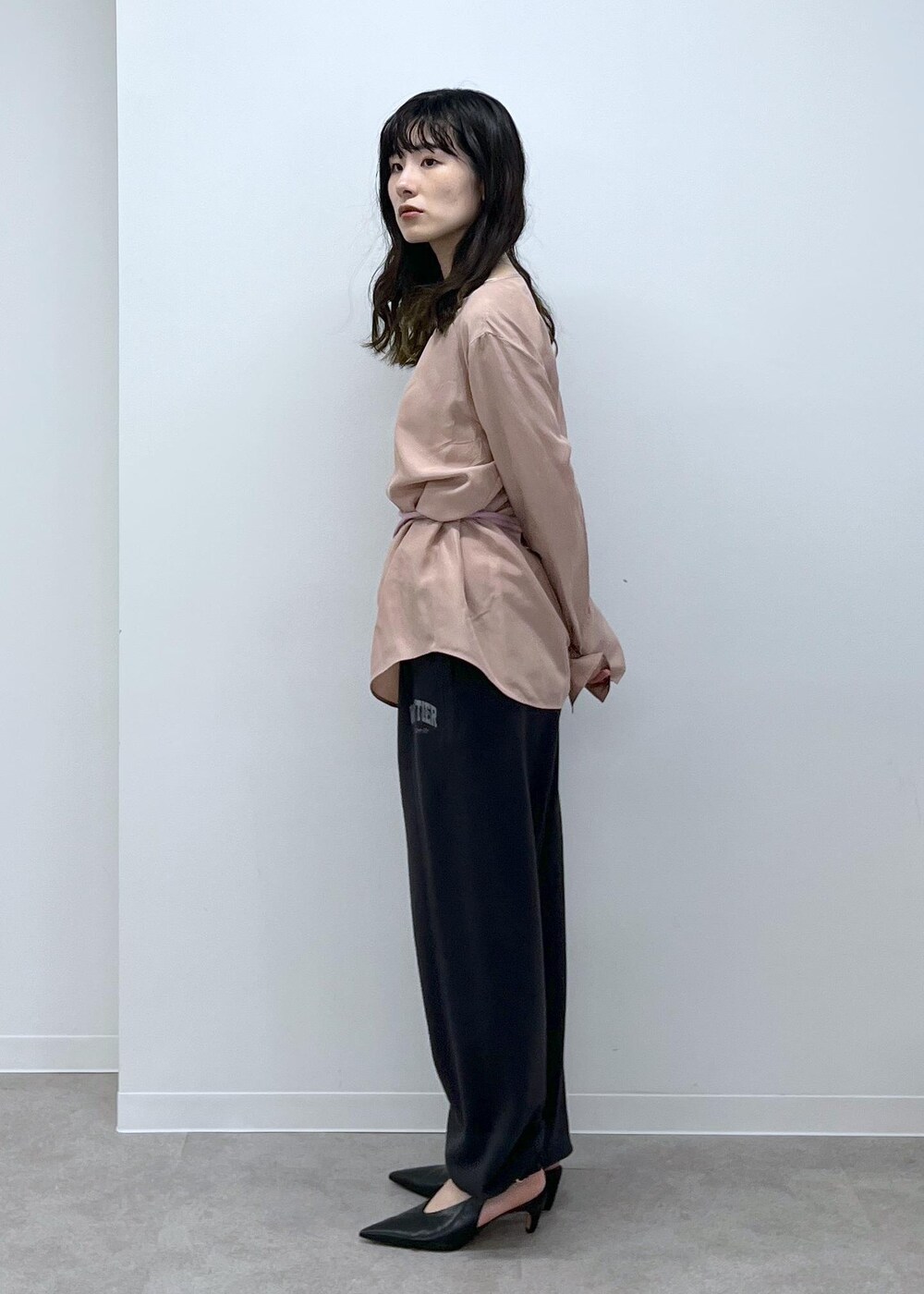 「GENTLE SILK、ピンク、チャコール、ＷＳ、レザー、ブラック、ミニバッグ、extreme cashmere、初秋コーデ、秋コーデ、デートコーデ、お出かけコーデ、旅行コーデ、アウトドアコーデ、パンツスタイル」｜「SALON adam et rope'の[25AW]GENTLE SILK ロングスリーブプルオーバー【セットアップ対応・洗える】（シャツ/ブラウス、ピンク系）」を使った、michiruさん（レディース・156cm）の夏コーディネートの8枚目の写真