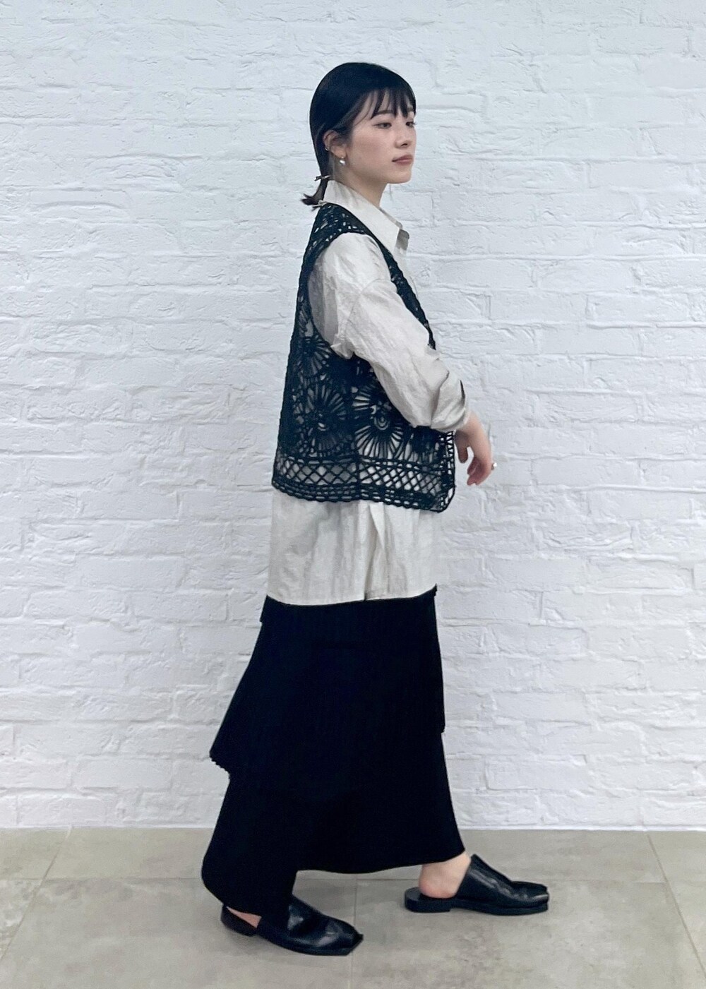 「24SS春の新作、Americana for SALON、Americana、アメリカーナ、別注、2way、カシュクール、レース、ジレ、サロンアダムエロペ、プリーツ、フラットシューズ、Gabriela Coll Garments、ガブリエラコールガーメンツ、24SSSALON展示会」｜「AMERICANAの【Americana for SALON】別注ライトシャインマルチシャツ【セットアップ対応】（シャツ/ブラウス、グレー系）」を使った、michiruさん（レディース・156cm）の冬コーディネートの4枚目の写真
