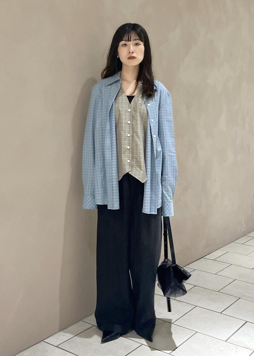 ブラック系のその他パンツ、ブラック系のショルダーバッグ、ブルー系のシャツ/ブラウスを着用したレディースの秋コーディネートの2枚目の写真