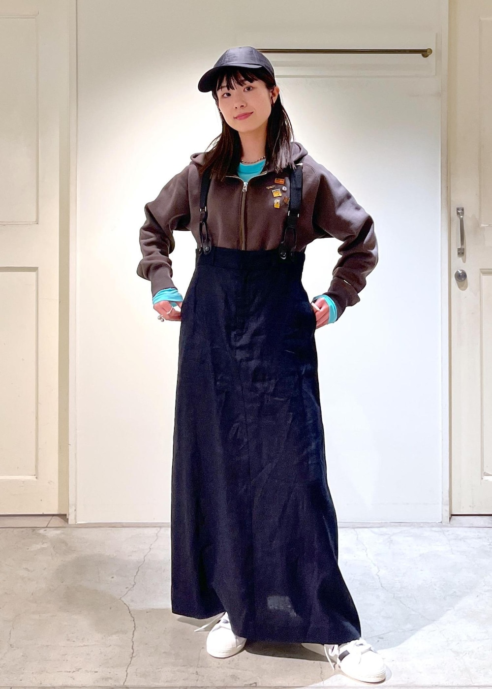 「アズマ裏毛、クロップド丈、カーキ、Baserange、Tシャツ、ブルー、トラペーズライン、ヨーロピアンフラックス、リネン、サスペンダー、ブラック、WEB限定、adidas、SUPERSTAR82、ホワイト」|「AMERICANAの【Americana(アメリカーナ) for SALON】別注CAP(キャップ、ブラック系)」を使った、michiruさん(レディース・156cm)の冬コーディネートの3枚目の写真