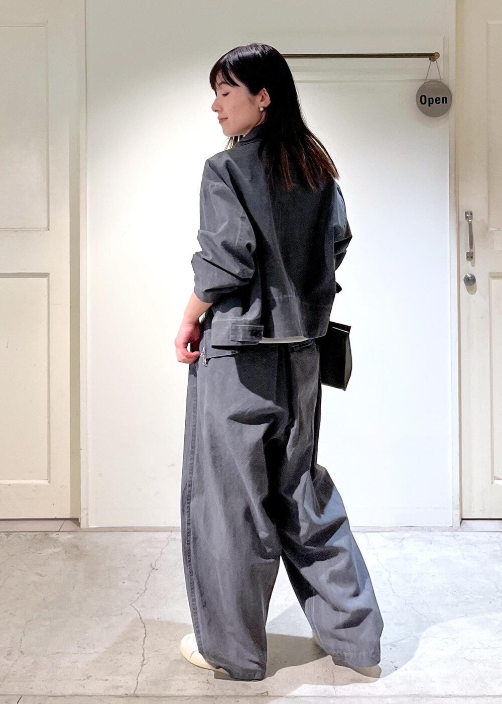 「ジップ、チャコール、カーヴィーパンツ、ホワイト、スニーカー、adidas、レザーバッグ、チェーンバッグ、クラッチバッグ、初春コーデ、春コーデ、デートコーデ、お出かけコーデ、旅行コーデ、アウトドアコーデ」｜「SALON adam et rope'の【2WAY】レザースクエアチェーンクラッチショルダーバッグ（ショルダーバッグ、グリーン系）」を使った、michiruさん（レディース・156cm）の春コーディネートの5枚目の写真
