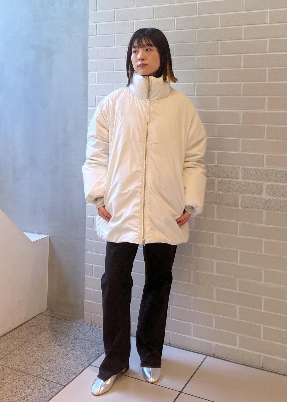 「GREENDOWN、ニット、デニム、MARTINIANO、SALON adam et ropé、サロンアダムエロペ、ファッションを楽しもう、きれいめカジュアル、冬コーデ、ブーツ、冬アウター、骨格ウェーブ、ブルベ、低身長、ダウンジャケット」｜「SALON adam et rope'の[GREENDOWN（グリーンダウン）]スタンドカラーダウンジャケット（ダウンジャケット/コート、ホワイト系）」を使った、michiruさん（レディース・156cm）の秋コーディネートの3枚目の写真