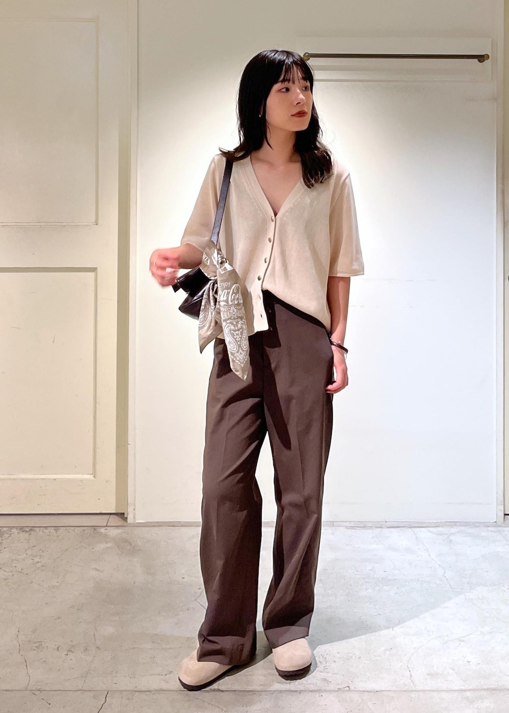 「羽織、半袖、ブラウン、BIRKENSTOCK、Boston、レザー、WS、Coca-Cola、初秋コーデ、秋コーデ、お仕事コーデ、お出かけコーデ、旅行コーデ、推し活コーデ、女子会コーデ」|「BIRKENSTOCKの【BIRKENSTOCK(ビルケンシュトック)】Boston/ボストン(サンダル、グレー系)」を使った、michiruさん(レディース・156cm)の夏コーディネートの6枚目の写真