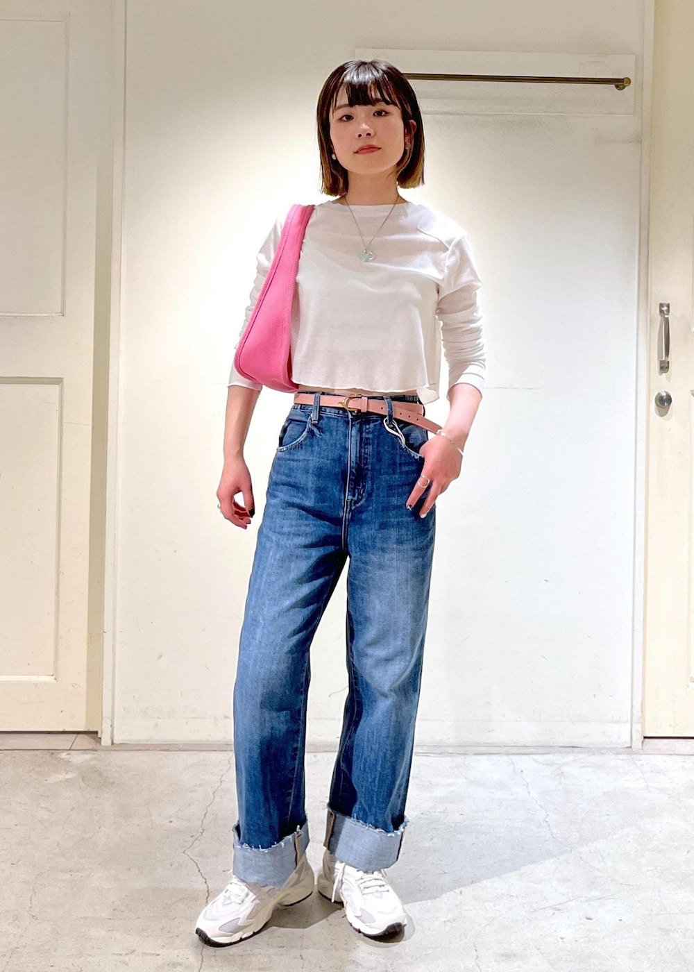 「Americana、Tシャツ、タンクトップ、redcardtokyo、レッドカードトーキョー、POP UP、Manoa、New Balance、ML725、ハンドルバッグ、ピンク、TORY LEATHER、ベルト、ホワイト、ブルー」｜「AMERICANAの[24SS]【Americana for SALON】別注シアーロングTシャツ＆キャミソールセットアップ（Tシャツ/カットソー、ホワイト系）」を使った、michiruさん（レディース・156cm）の春コーディネートの6枚目の写真