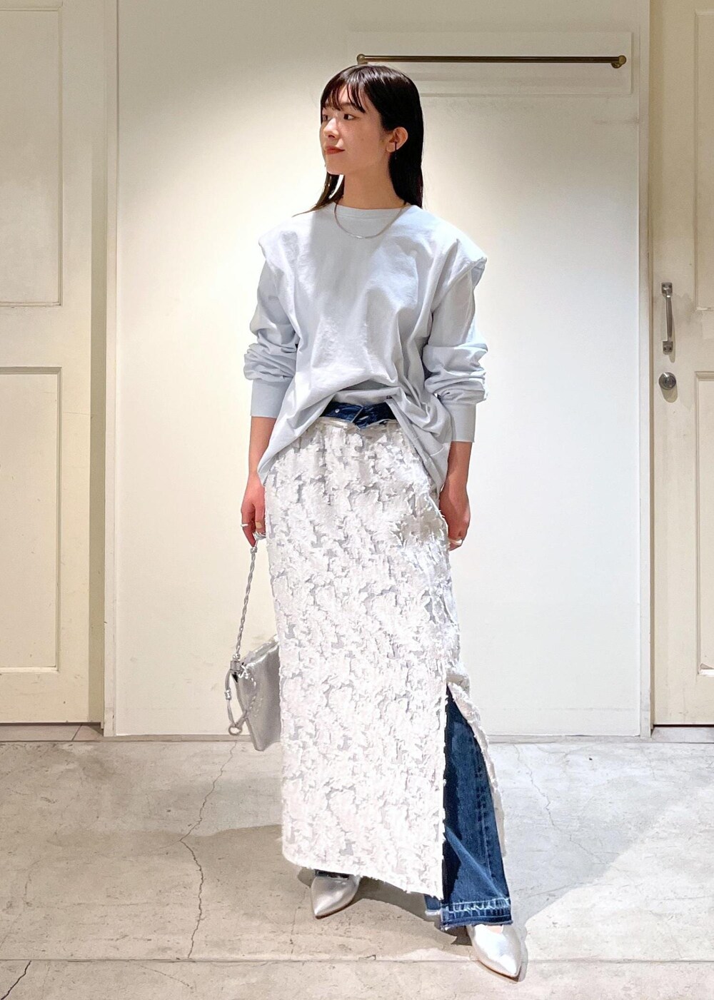「KURO、Tシャツ、タイトスカート、ホワイト、デニム、ネイビー、レザー、シルバー、ミニバッグ、初春コーデ、春コーデ、デートコーデ、お出かけコーデ、旅行コーデ、推し活コーデ」|「SALON adam et rope'のエルブジャガードスリットナロースカート(スカート、ホワイト系)」を使った、michiruさん(レディース・156cm)の春コーディネートの3枚目の写真