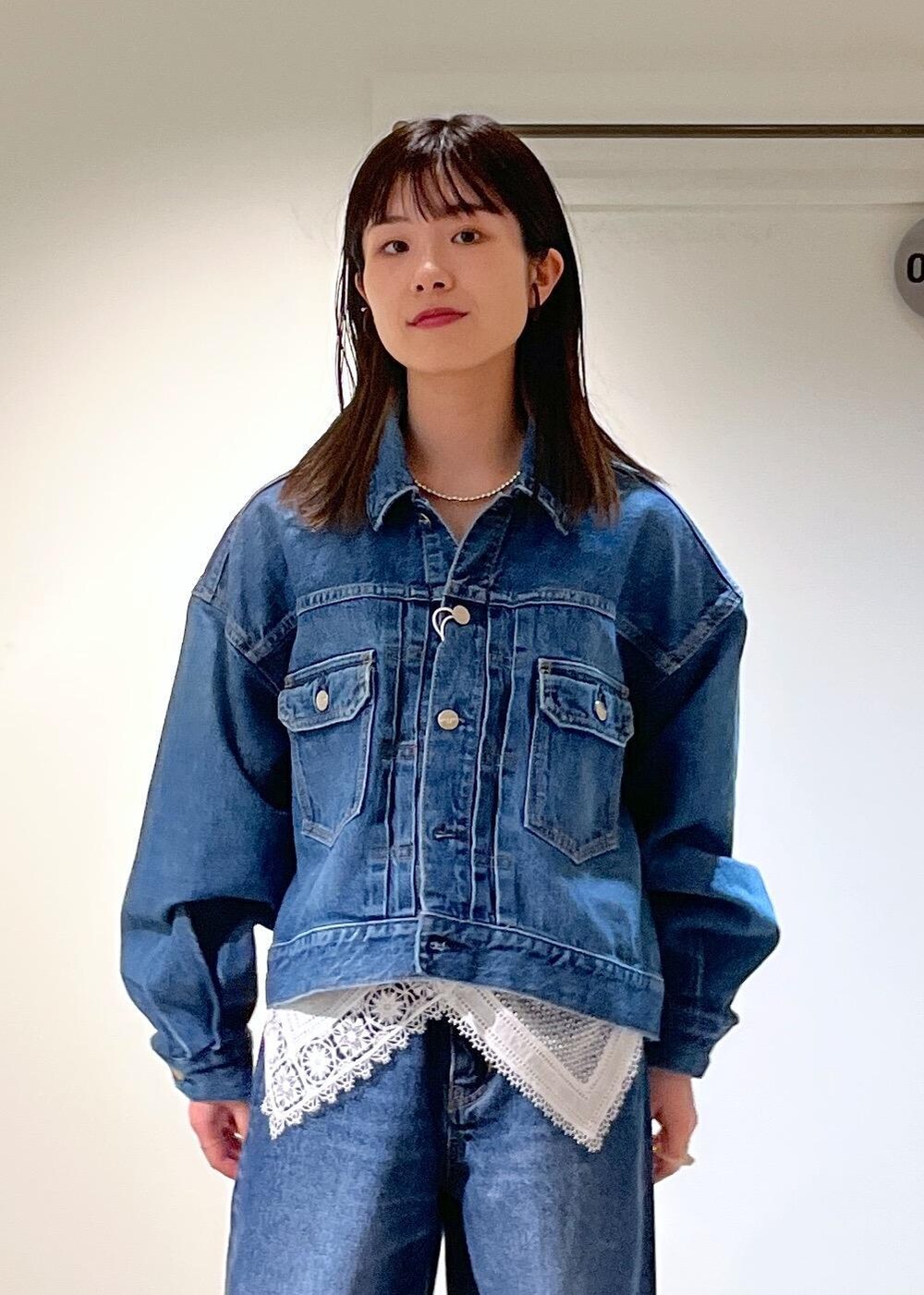 「redcardtokyo、デニムジャケット、デニム、ブルー、レース、ホワイト、バギーパンツ、AULENTTI、ショルダーバッグ、レザー、ベージュ、ERICKA NICOLAS BEGAY、シルバー、Lafayette、初春コーデ」｜「AULENTTIの【AULENTTI（オーレンティ）】DOLLAROボストンバッグ（ボストンバッグ、ベージュ系）」を使った、michiruさん（レディース・156cm）の冬コーディネートの10枚目の写真