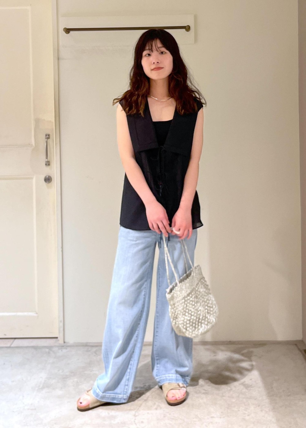 「コットンシルク、ブラック、RED CARD TOKYO、easy SLOGAN、デニム、BIRKENSTOCK、Zurich、ベージュ、BAGMATI、シルバー、初夏コーデ、夏コーデ、デートコーデ、お出かけコーデ、旅行コーデ」｜「SALON adam et rope'のプリマベールファームリーリブタンクトップ［UVケア・洗える］（タンクトップ、ブラック系）」を使った、michiruさん（レディース・156cm）の夏コーディネートの3枚目の写真