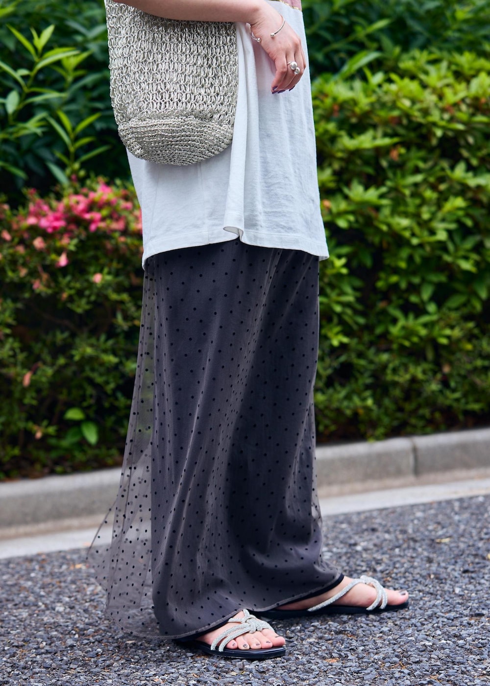 「audrey hepburn、audrey hepburn collection by jun、オードリー・ヘプバーン、オードリー・ヘプバーンコレクションバイジュン、Special2024、デザインTOPS、スカート、チュール、VINILO、バッグ、ブラック、グレー、シルバー、ホワイト、Tシャツ」｜「SALON adam et rope'の【VINILO（ヴィニーロ）】別注ビジューサンダル（サンダル、シルバー系）」を使った、michiruさん（レディース・156cm）の夏コーディネートの9枚目の写真