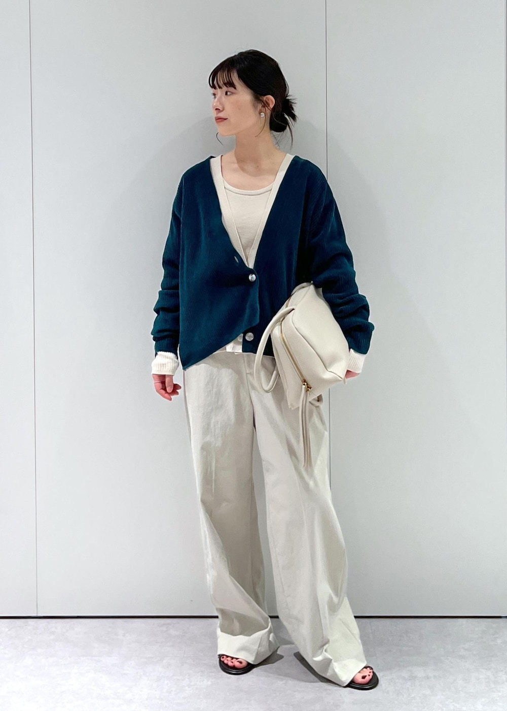 「CreamyCotton、クリーミーコットン、オーガニックコットン、Vネック、グリーン、ホワイト、ハイウエスト、BRENTELLA、ミュール、レザー、初春コーデ、春コーデ、初秋コーデ、秋コーデ、初冬コーデ」|「SALON adam et rope'のスプリットレザーミドルボストンバッグ(ボストンバッグ、ホワイト系)」を使った、michiruさん(レディース・156cm)の冬コーディネートの2枚目の写真