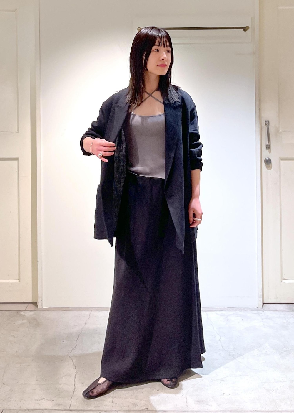 「ダブルジャケット、キュプラコットン、グレー、REMME、Americana for SALON、ミニバッグ、チャーム、初春コーデ、春コーデ、お仕事コーデ、セレモニーコーデ、卒業式コーデ、卒園式コーデ、授業参観日コーデ、入学式コーデ」|「SALON adam et rope'の【セットアップ対応】キュプラコットンリブクロスキャミソール(キャミソール、グレー系)」を使った、michiruさん(レディース・156cm)の冬コーディネートの3枚目の写真