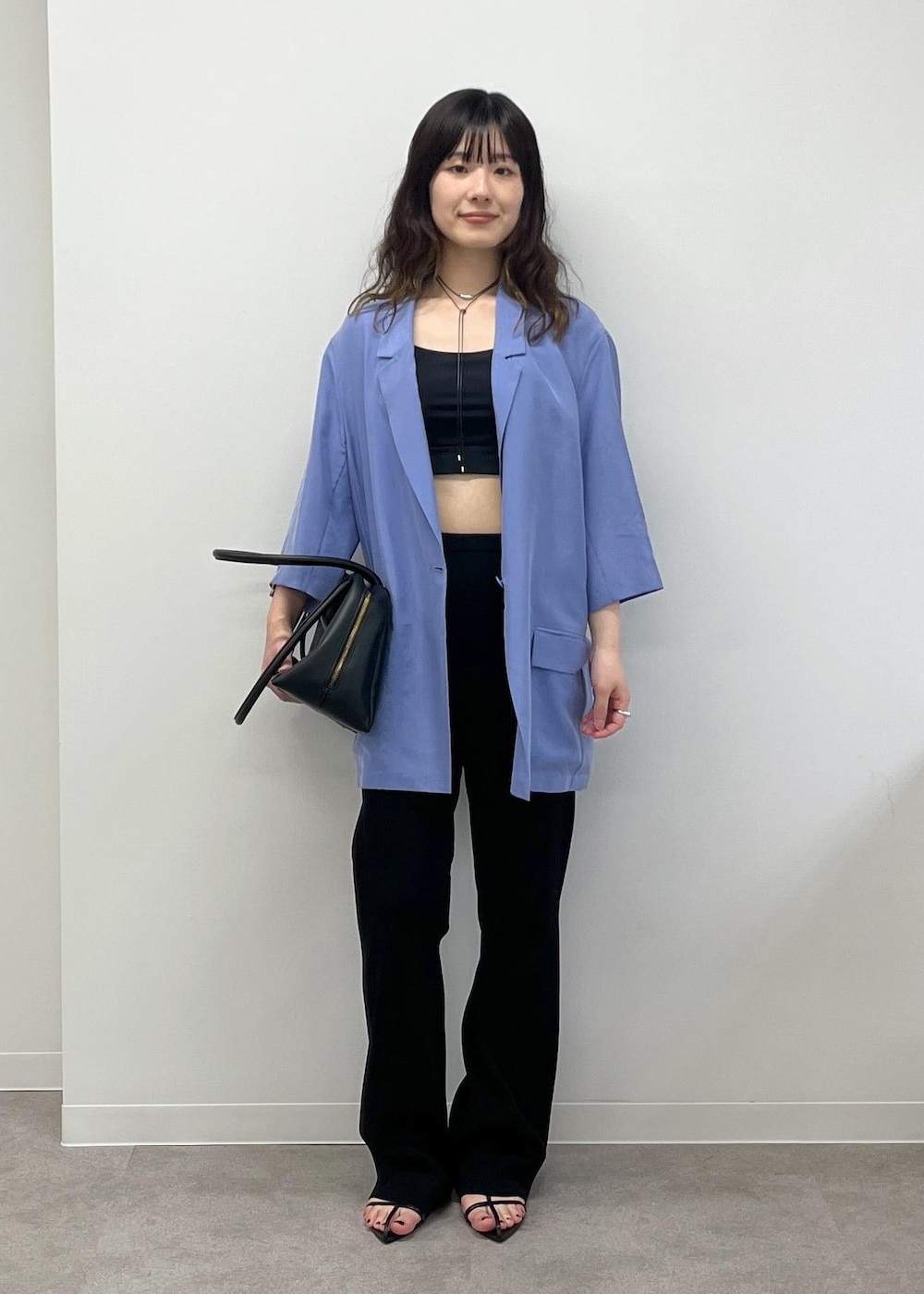「GENTLE SILK、ウォッシャブルシルク、半袖、羽織、ブルー、レギンスパンツ、レザー、初春コーデ、春コーデ、初夏コーデ、お仕事コーデ、デートコーデ、お出かけコーデ、旅行コーデ、推し活コーデ」|「SALON adam et rope'のスプリットレザーミドルボストンバッグ 2(ボストンバッグ、ブラック系)」を使った、michiruさん(レディース・156cm)の春コーディネートの3枚目の写真