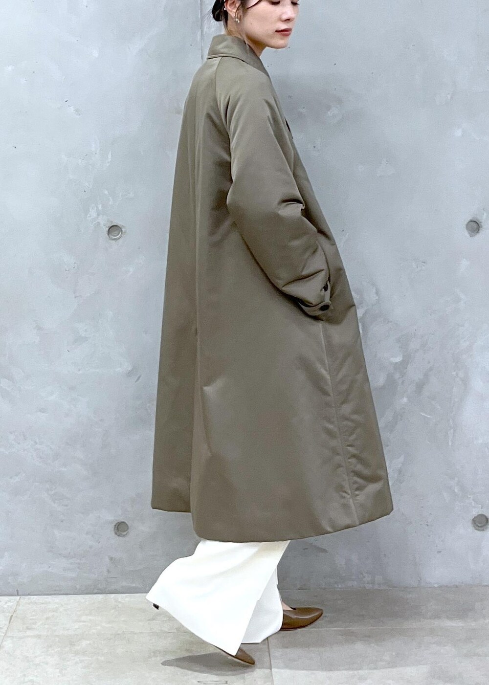 「THINDOWN、ダウン、ダウンコート、アウター、ロングコート、カーキ、Vネック、ニット、ホワイト、ウール、ニットパンツ、ストレート、BRENTELLA、レザー、ブラウン」|「SALON adam et rope'のVネックニットカーディガン【セットアップ対応・洗える】(カーディガン/ボレロ、ホワイト系)」を使った、michiruさん(レディース・156cm)の秋コーディネートの7枚目の写真
