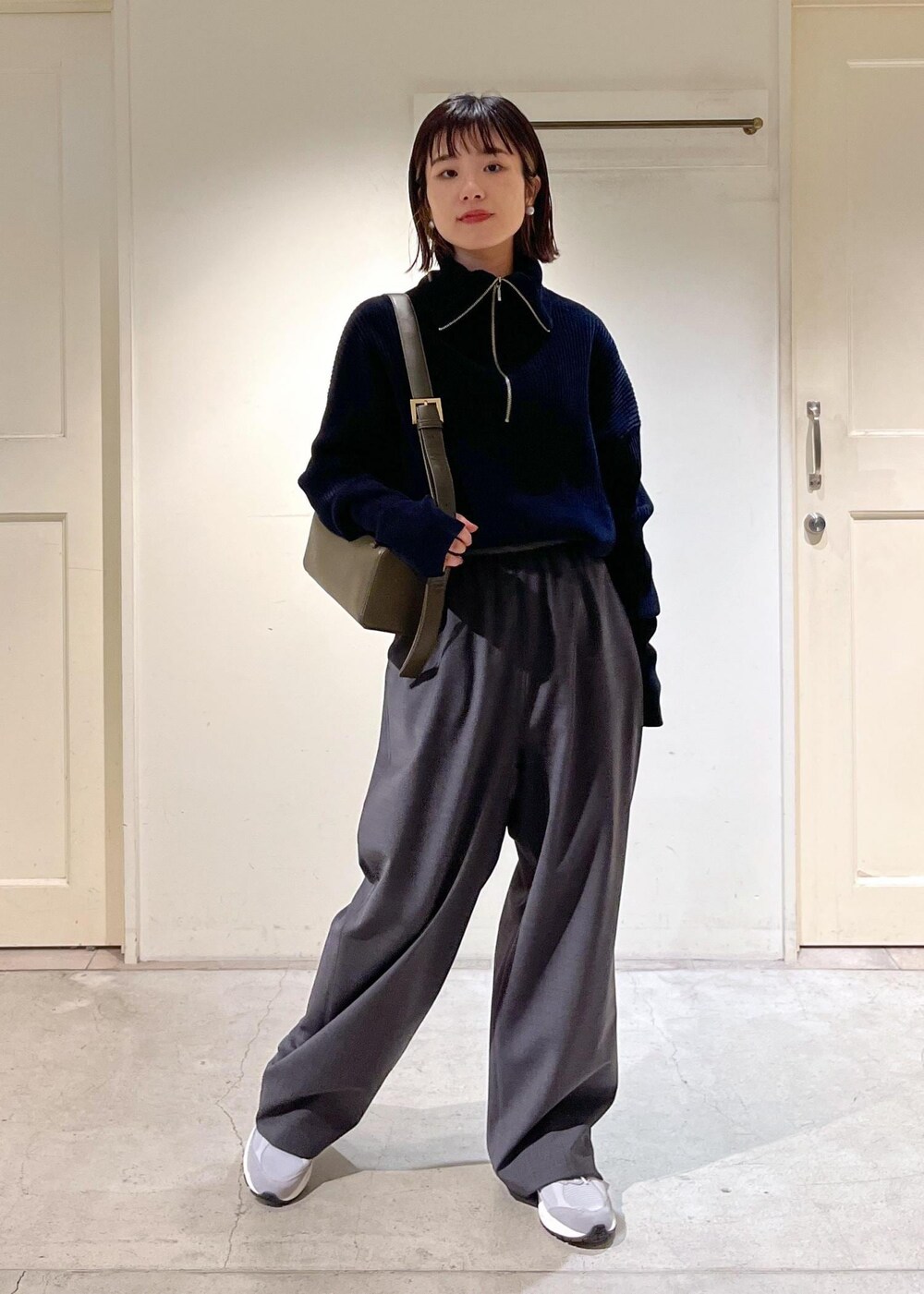 「23AW秋の新作、骨格ウェーブ、ブルベ、低身長、サロンアダムエロペ、Creamy Cotton、クリーミーコットン、ハーフジップ、Americana、アメリカーナ、別注、スラックス、チャコール、New Balance、ニューバランス」｜「SALON adam et rope'のハーフジッププルオーバー-CreamyCotton /クリーミーコットン-（ニット/セーター、ブラック系）」を使った、michiruさん（レディース・156cm）の秋コーディネートの4枚目の写真
