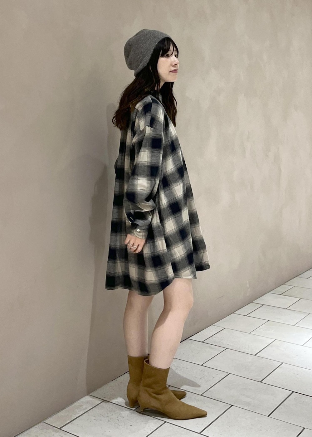 イエロー系のブーツ、ベージュ系のダウンジャケット/コート、ベージュ系のシャツ/ブラウスを着用したレディースの秋コーディネートの10枚目の写真