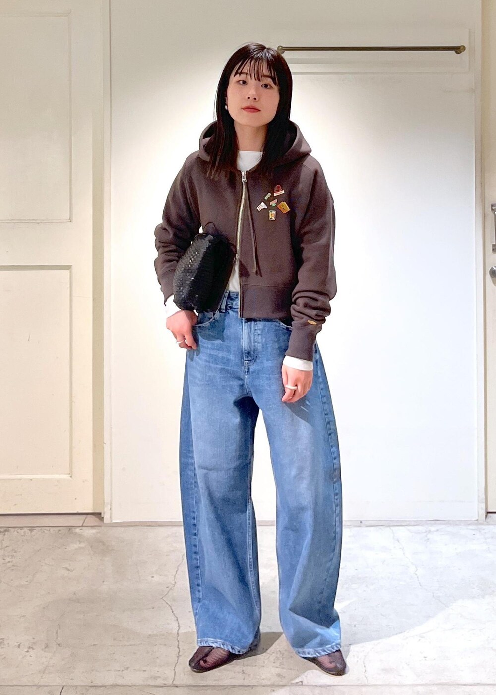 「アズマ裏毛、カーキ、RED CARD TOKYO、Montana、デニム、バギーデニム、REMME、BAGMATI、レザー、初春コーデ、春コーデ、運動会コーデ、お出かけコーデ、旅行コーデ、アウトドアコーデ」｜「RED CARD TOKYOの【RED CARD TOKYO（レッドカードトーキョー）】別注Montana/モンタナバギーデニム2（デニムパンツ、ブルー系）」を使った、michiruさん（レディース・156cm）の春コーディネートの3枚目の写真