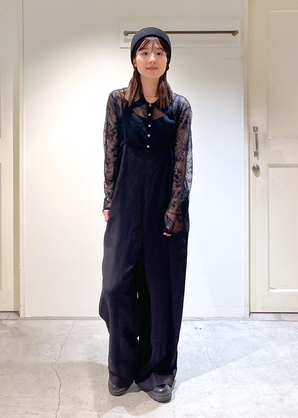 「シャツ、レース、シアー、モヘヤ、ブラック、サロペット、麻、レーヨン、La Maison de Lyllis、ウール、TEMBEA×Americana×SALON、グレー、初秋コーデ、秋コーデ、初冬コーデ」｜「AMERICANAの【Americana×TEMBEA×SALON】別注トートバッグ＆ポシェットセット（トートバッグ、グレー系）」を使った、michiruさん（レディース・156cm）の冬コーディネートの5枚目の写真
