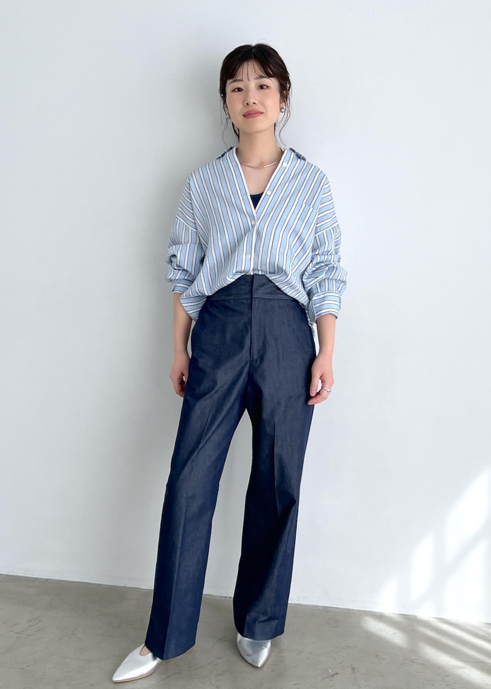 「オーバーシャツ、ストライプ、ブルー、Hug Silk、シルク、ネイビー、デニム、シルバー、レザー、初春コーデ、春コーデ、デートコーデ、お出かけコーデ、旅行コーデ、アウトドアコーデ」|「SALON adam et rope'のHug Silk ラウンドネックタンクトップ(タンクトップ、ブルー系)」を使った、michiruさん(レディース・156cm)の春コーディネートの3枚目の写真
